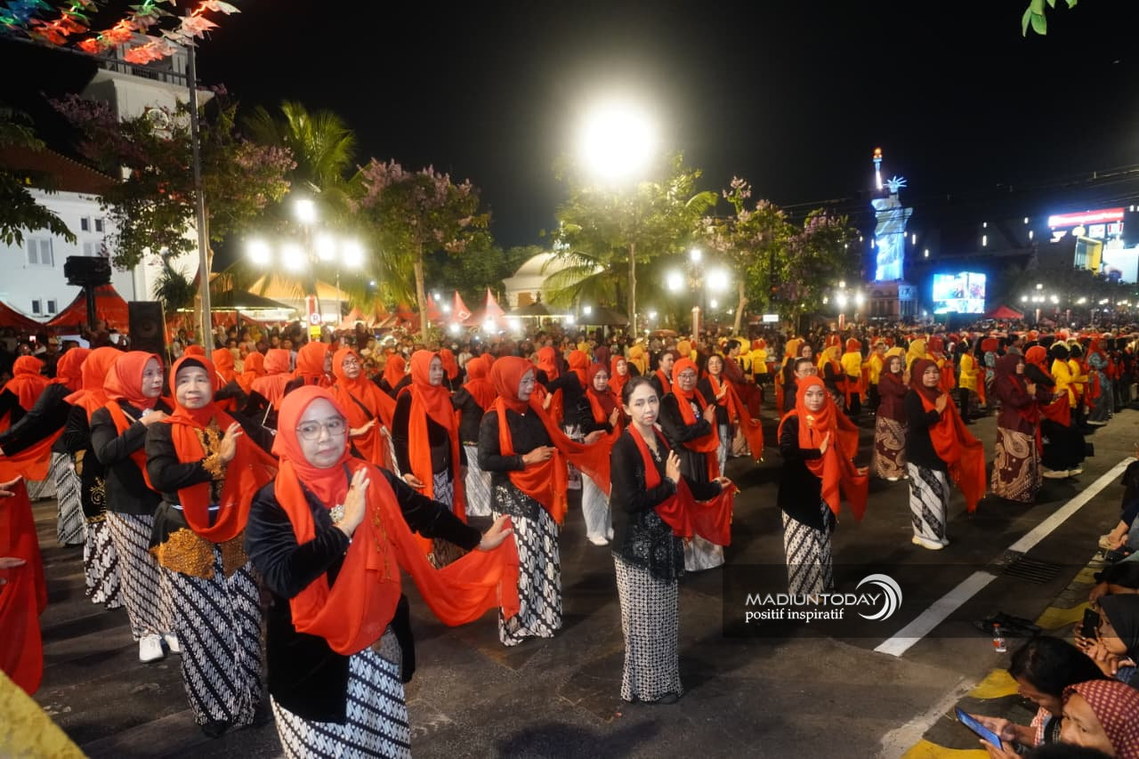 Foto 14 dari 29: 5.000 Peserta Madiun Menari Ukir Sejarah Kota, Sekaligus Jadi Bukti Cinta Masyarakat Untuk Daerahnya