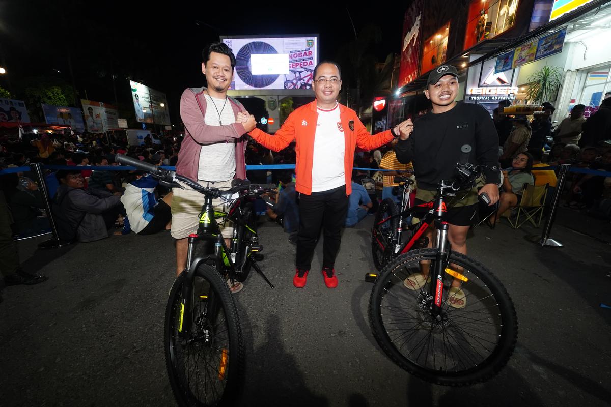 Foto 5 dari 9: Pemkot Gelar Nobar Berhadiah Sepeda, Pj Wali Kota: Antusias Masyarakat Luar Biasa