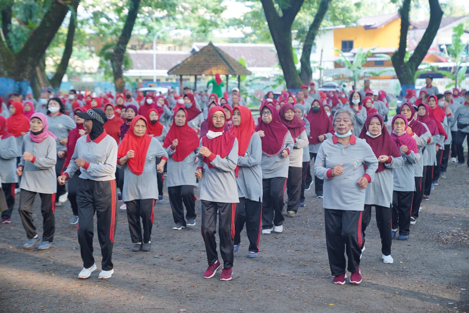 Foto 10 dari 10: Gelar Senam Lansia, Wali Kota Sosialisasikan Program Laptop Gratis