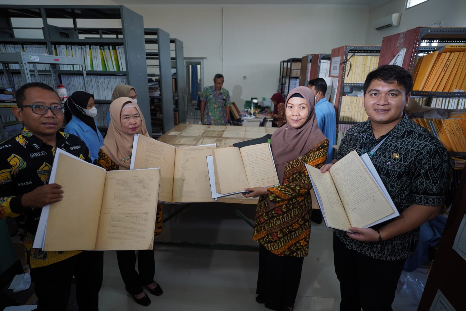 Foto 8 dari 10: Bersama Dispusip, Dukcapil Kota Madiun Restorasi Arsip dari Tahun 1940