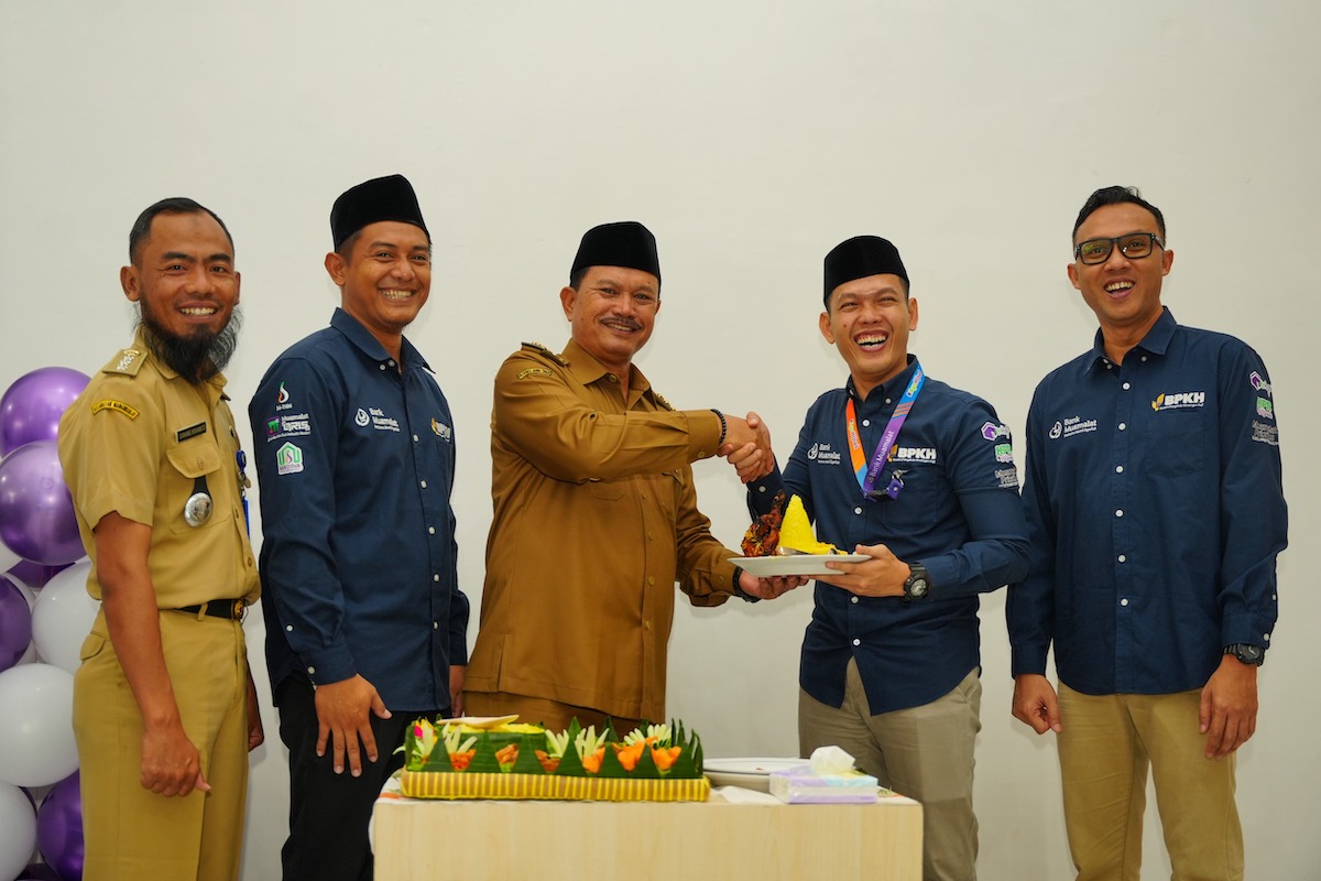 Foto 3 dari 8: Resmikan Gedung Baru Bank Muamalat, Wali Kota Harap Bisa Penuhi Kebutuhan Perbankan Syariah