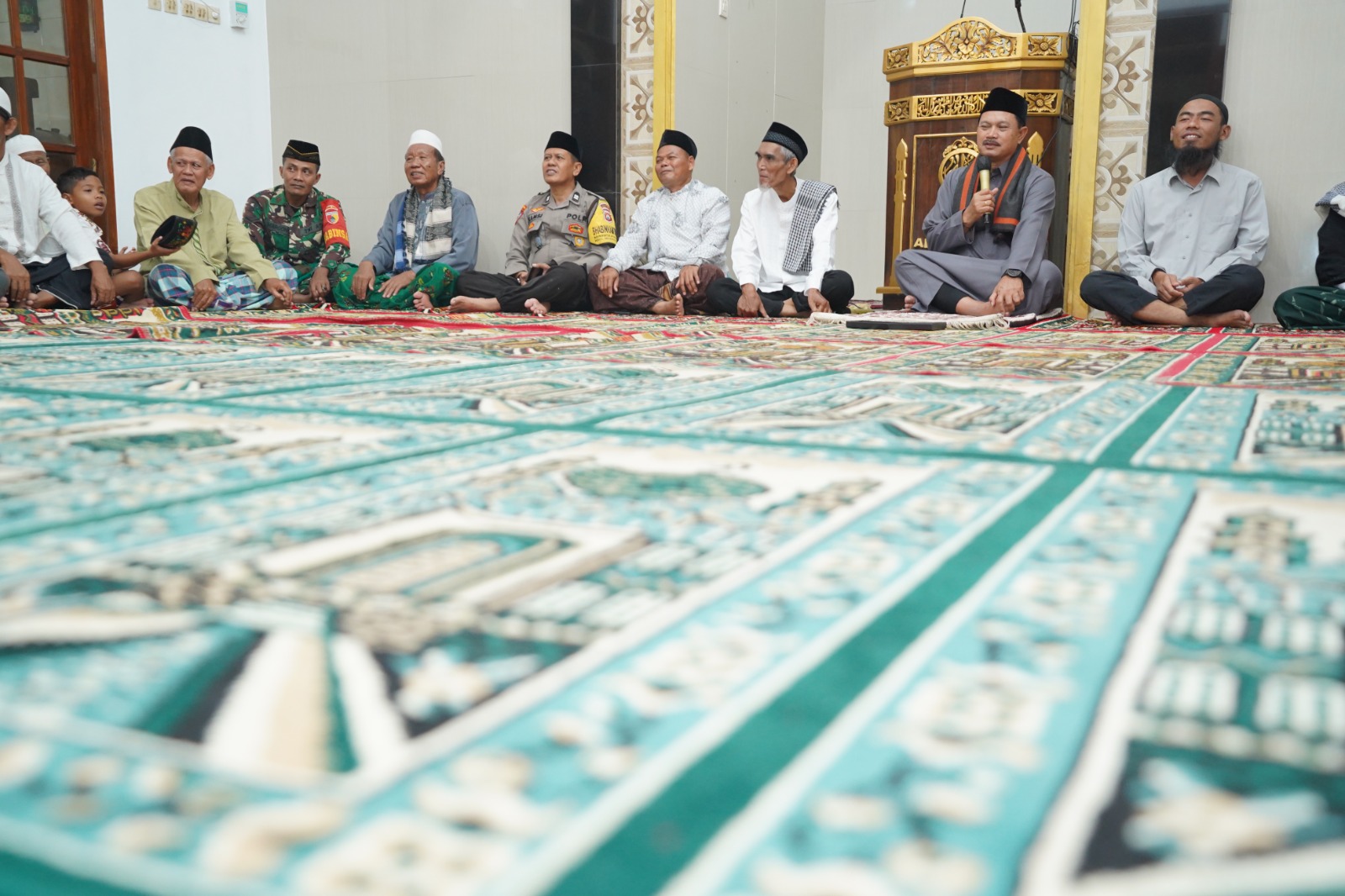 Foto 7 dari 10: Salat Isya di Masjid Al Muttaqin, Wali Kota Juga Salurkan Berbagai Bantuan