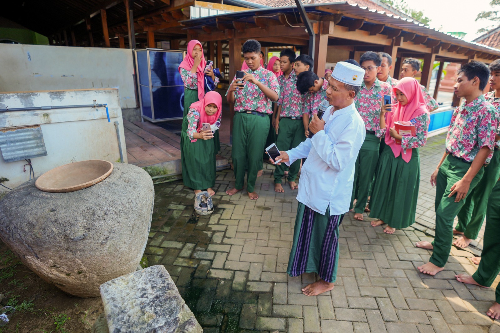 Foto 4 dari 9: Belajar Sekaligus Tumbuhkan Rasa Cinta Kota, Siswa SMKN 5 Gelar ODL di Situs Bersejarah Kota Pendekar