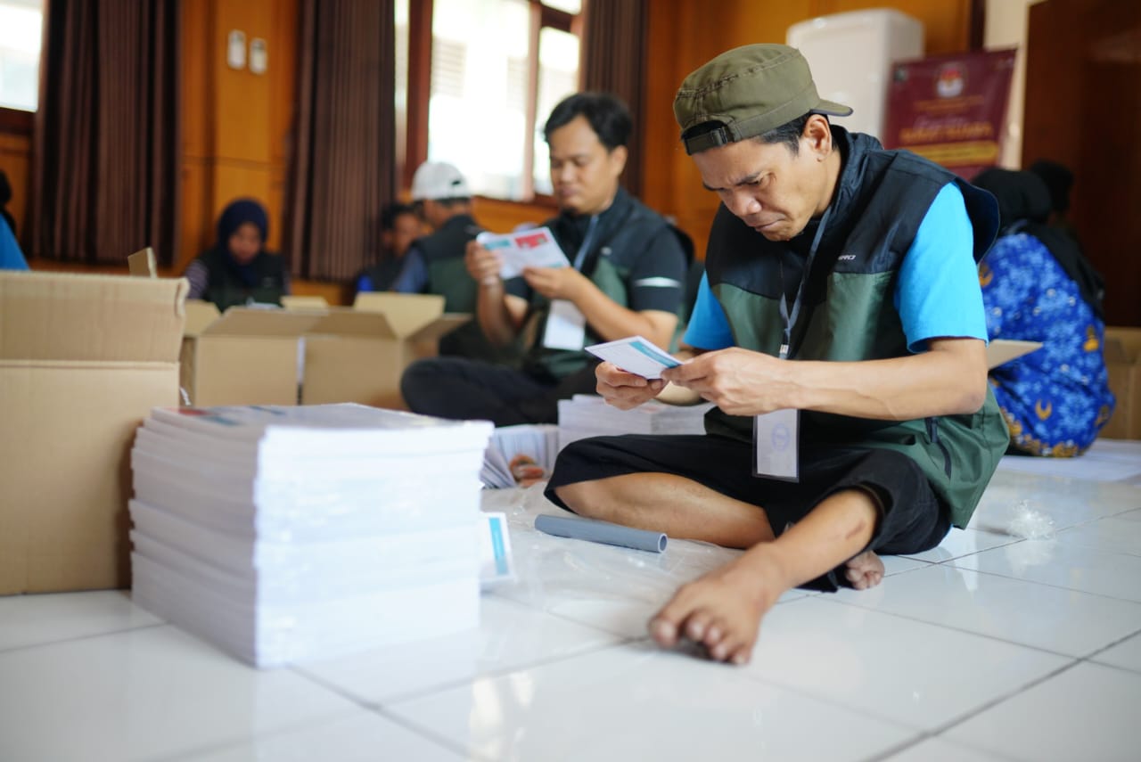 Foto 3 dari 7: Sortir Lipat Hitung Surat Suara Dimulai, KPU Kota Madiun Libatkan 40 Orang Perwakilan Masyarakat