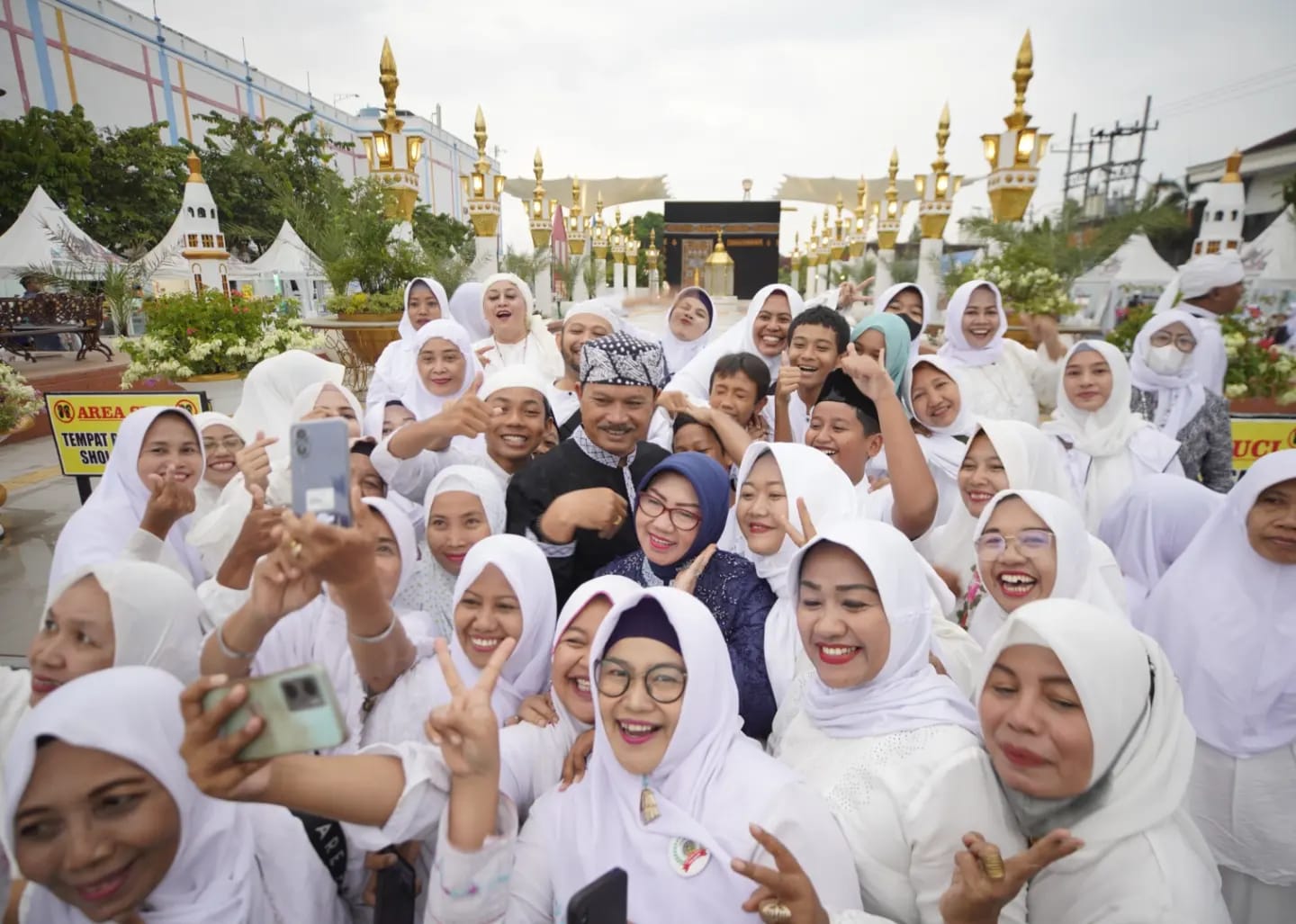 Foto 8 dari 8: Bagi Takjil Dengan UMKM Dan SMPN 1, Wali Kota : Ajang Pelajaran Peduli Sesama