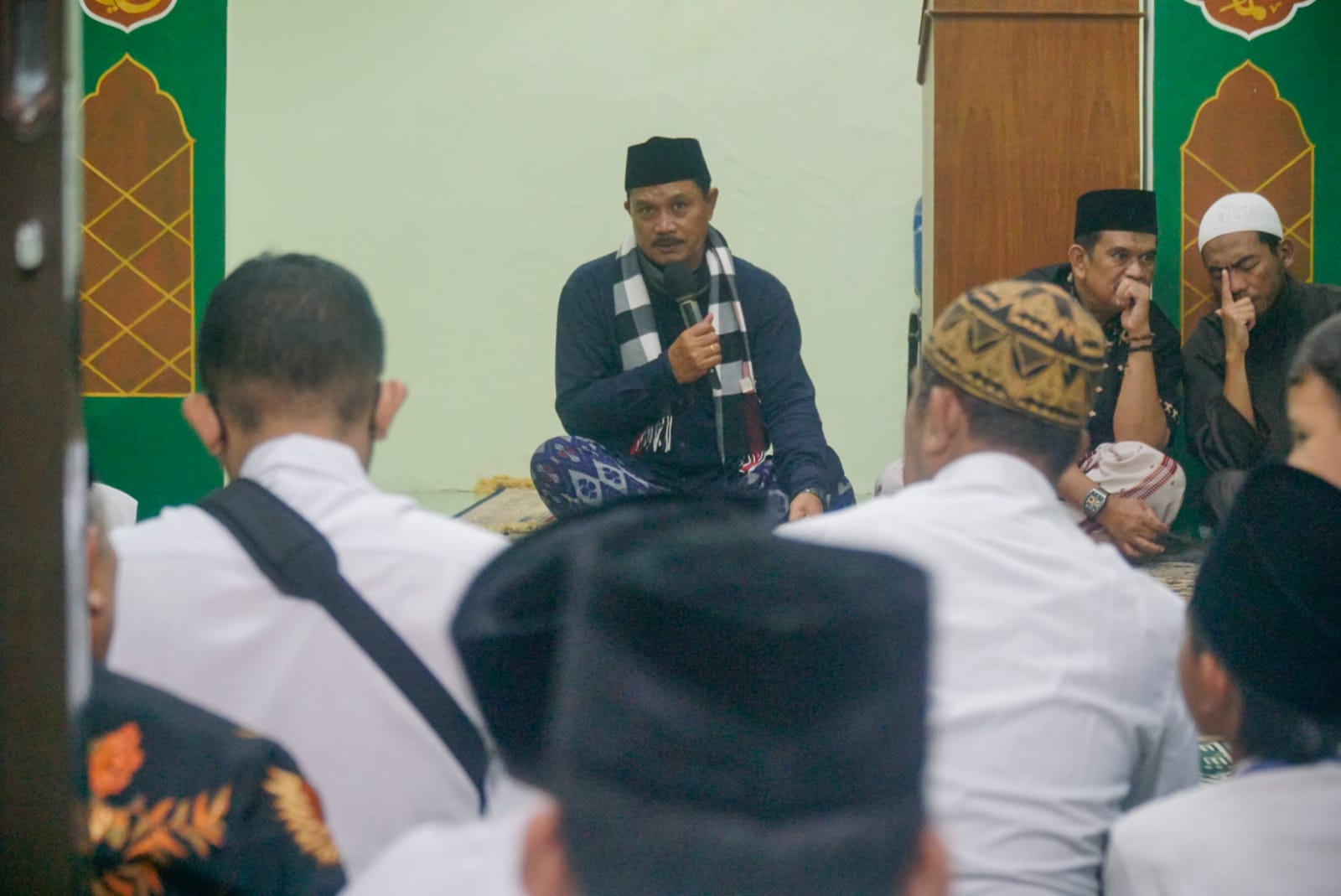 Foto 3 dari 12: Beribadah di Masjid Al Ichsan, Wali Kota Sampaikan Program Pembangunan