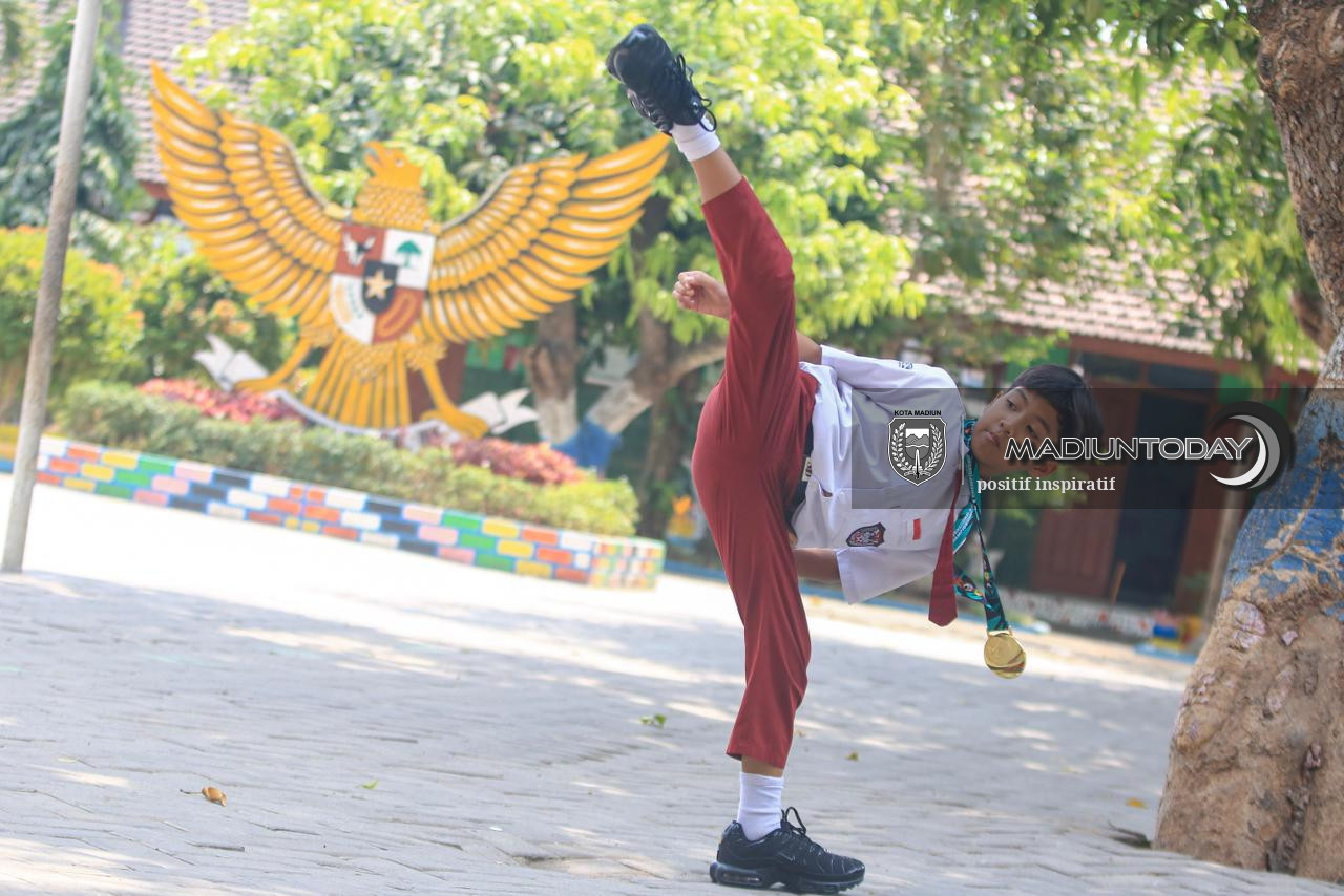 Foto 6 dari 6: Tak Gentar Hadapi Karateka Berpengalaman, Langkah Kecil Abinaya Sabet Juara 1 Kumite di Ajang Internasional