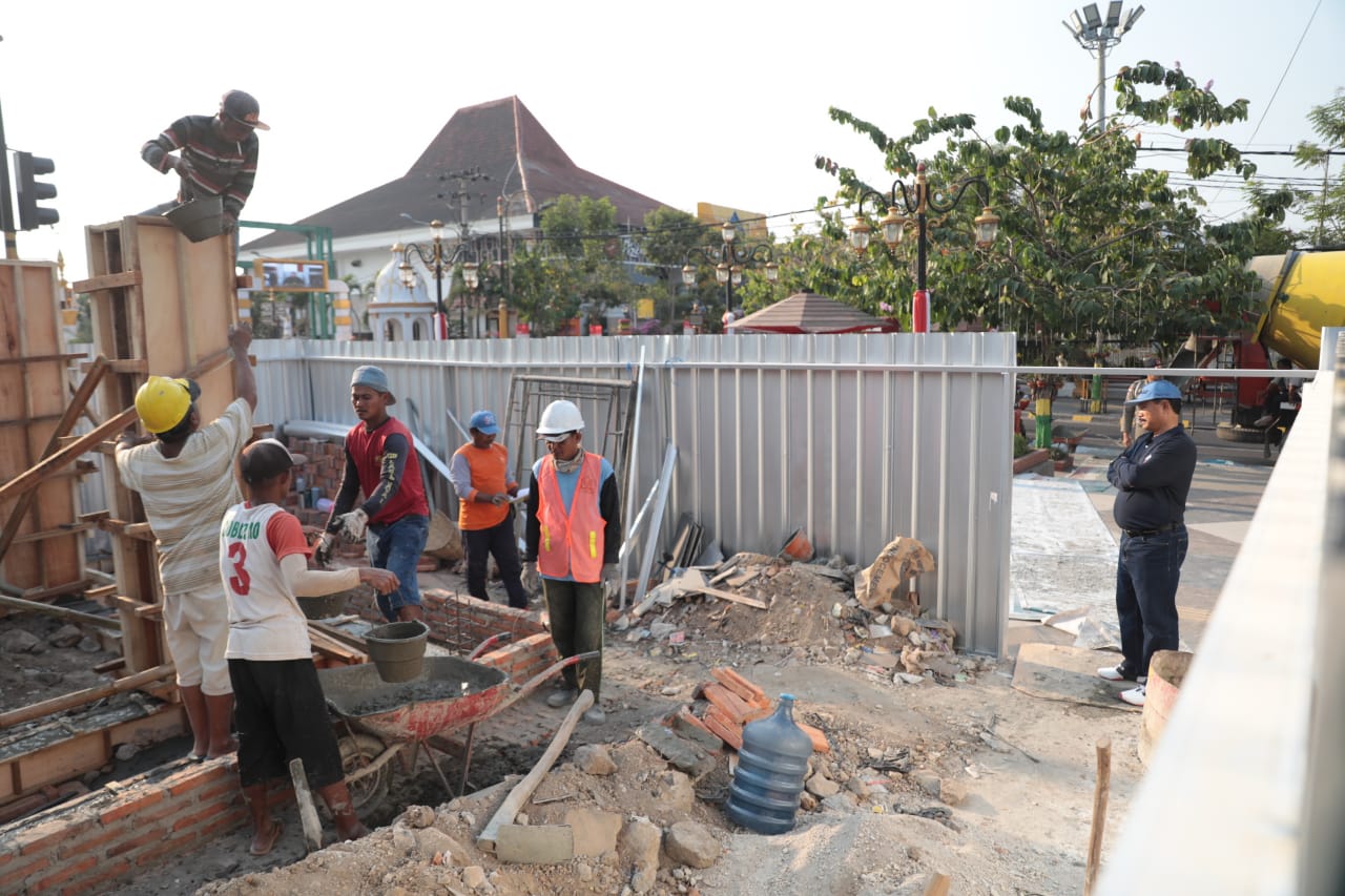 Foto 5 dari 10: Pantau Pekerjaan di Lapangan, Wali Kota Pastikan Pembangunan Replika Patung Liberty Sesuai Harapan