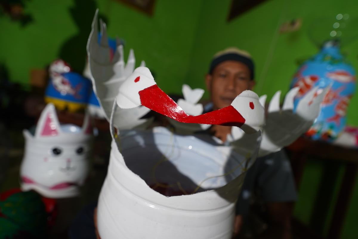 Foto 5 dari 5: Unik! Manfaatkan Sampah Plastik Jadi Pot Tematik yang Cantik