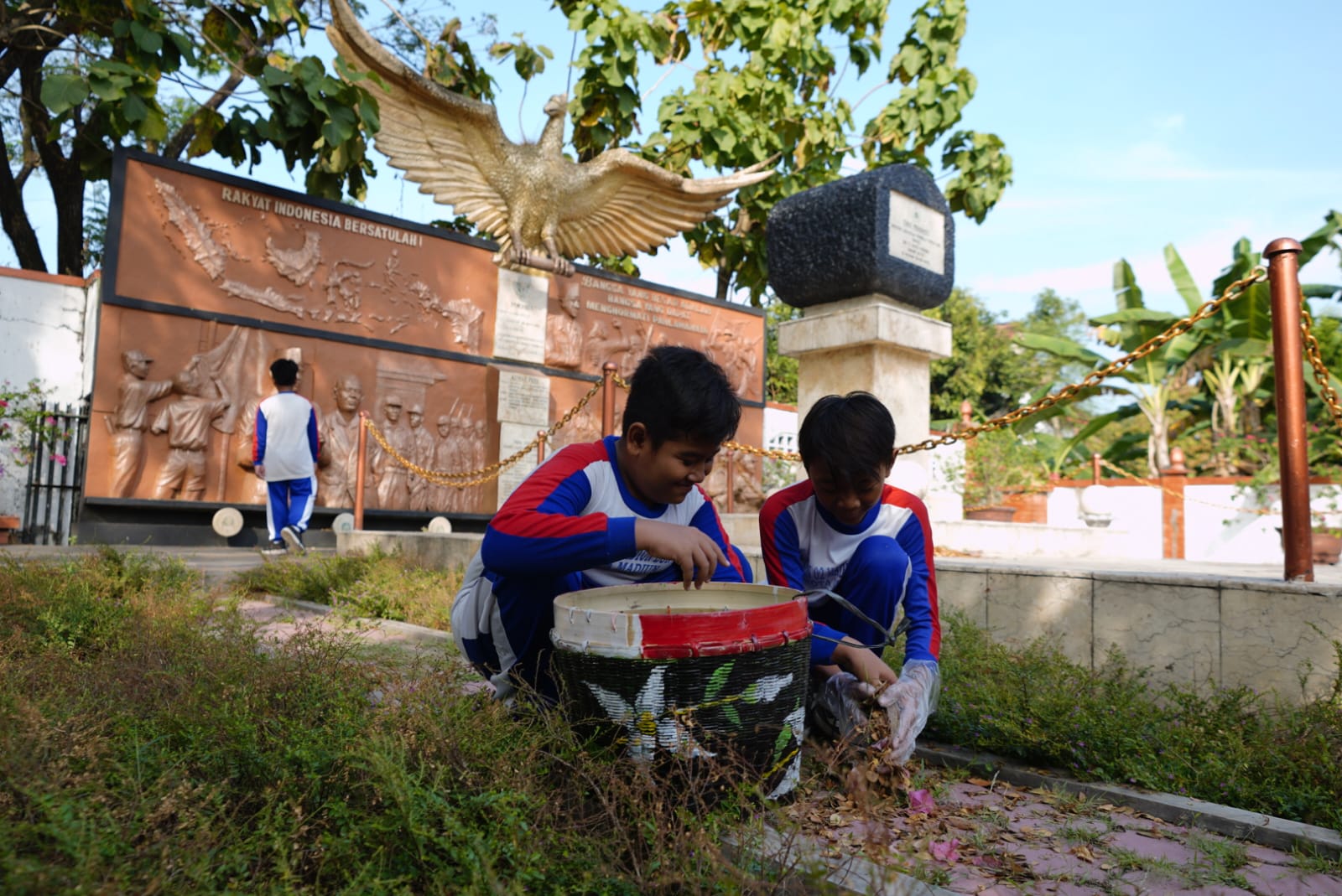 Foto 6 dari 6: Bawa Rinjing Hingga Perlengkapan Bersih-Bersih, Siswa SD-SMP Kota Madiun Lakukan Gerakan Kota Madiun Cinta Kebersihan