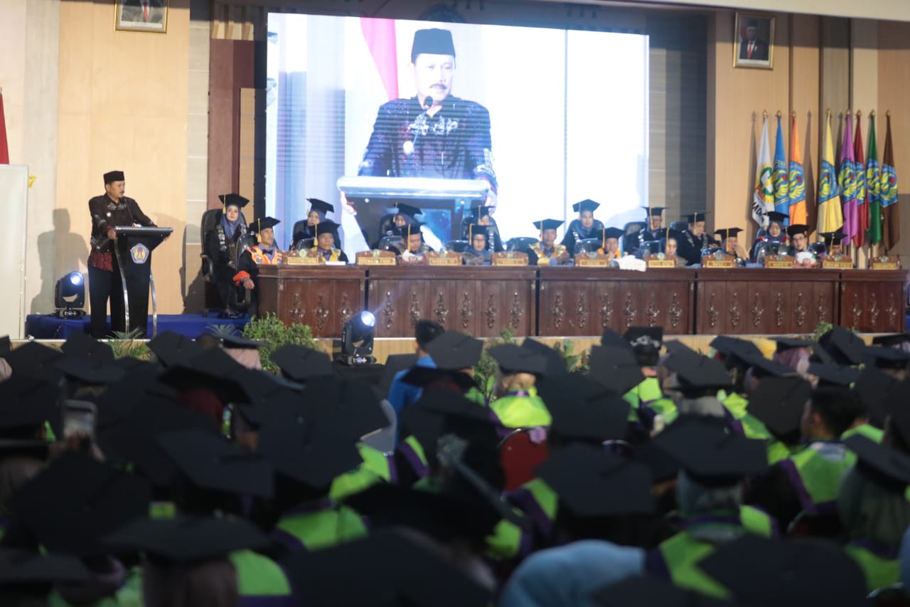 Foto 1 dari 13: Hadiri Wisuda Unipma, Wali Kota Maidi: Wisudawan Agen Perubahan
