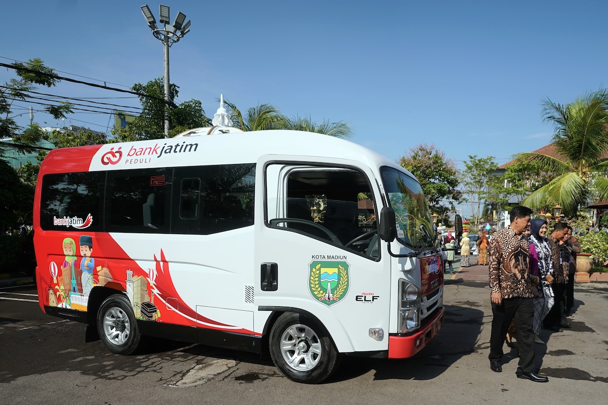 Foto 6 dari 7: Terima CSR Kendaraan Operasional untuk Pemkot dari Bank Jatim, Wali Kota Harap Bermanfaat bagi Masyarakat
