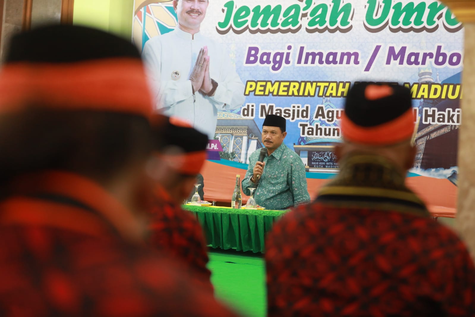 Foto 2 dari 13: Sambut Jamaah Umroh di Masjid Baitul Hakim, Wali Kota Dr.Maidi Pesan Selalu Tanam Kebaikan