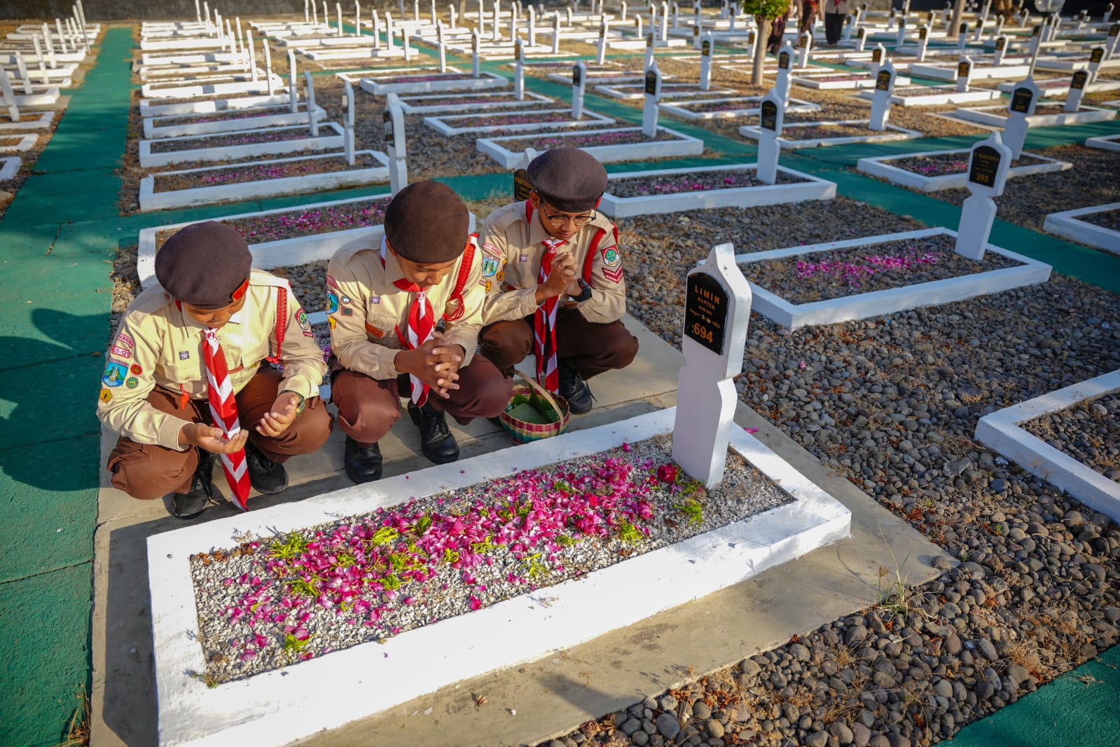 Foto 8 dari 9: Jelang Hari Pramuka, Kwarcab Kota Madiun Ajak Penggalang Dan Penegak Tabur Bunga Di Makam Pahlawan