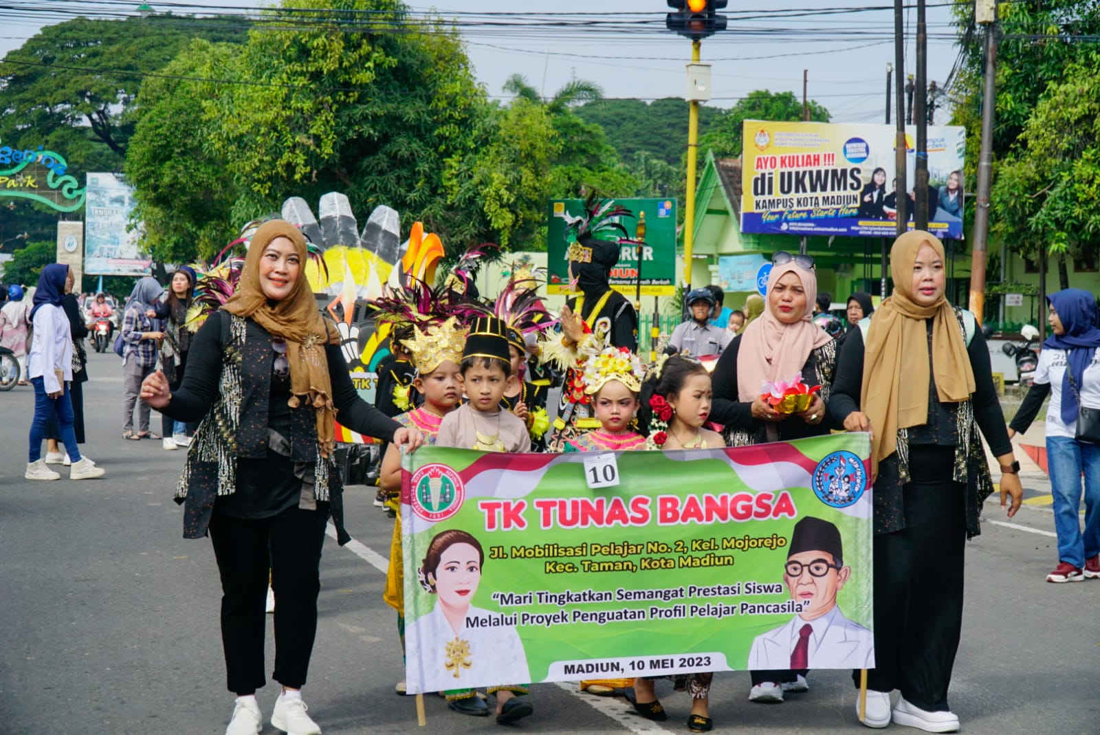 Foto 9 dari 12: Peringati Hardiknas dan Hari Kartini, 1.600 Anak TK se-Kecamatan Taman Gelar Pawai Budaya, Bunda PAUD Beri Apresiasi