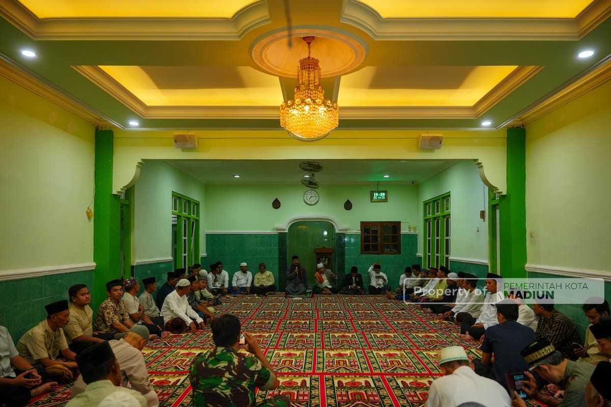 Foto 1 dari 8: Sambangi Warga Banjarejo, Wali Kota Gelar Isya Berjamaah Di Masjid Baiturrahim
