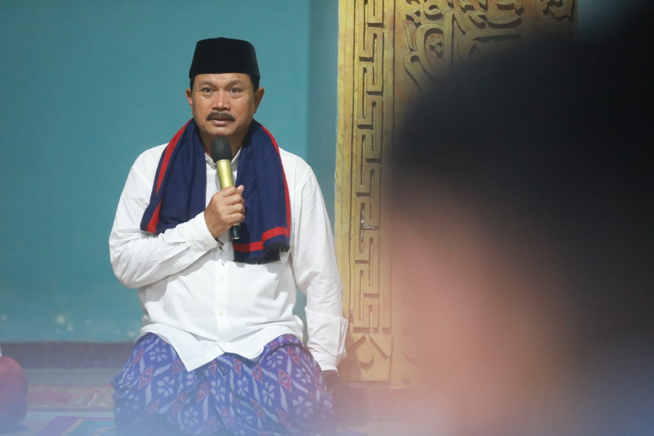 Salat Isya di Masjid At Thoilah, Wali Kota Salurkan Bantuan Masjid Hingga Rp 40 Juta
