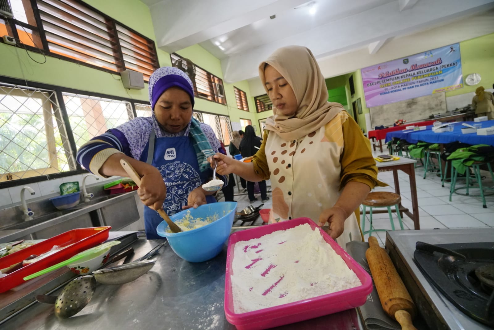 Foto utama berita: Tambah Skill Driver Ojol Perempuan, Dinsos PPPA Gelar Pelatihan Memasak