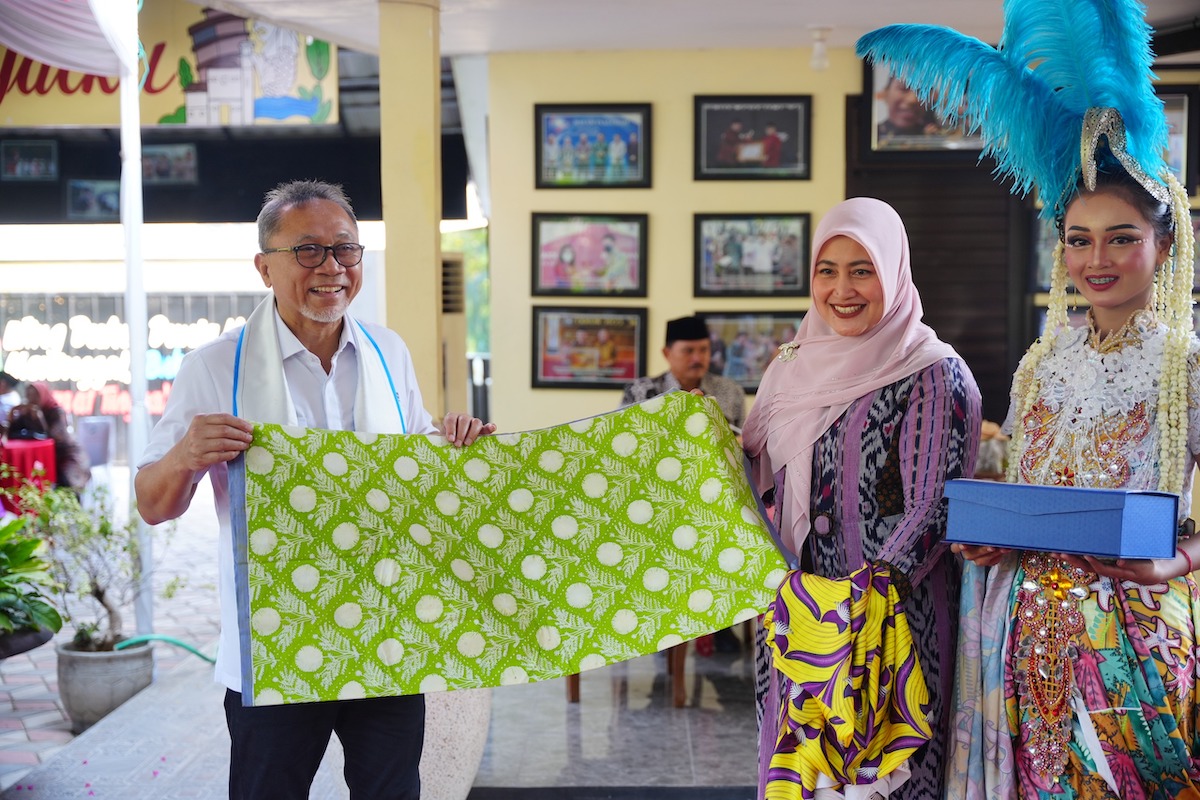 Foto 4 dari 11: Kunker di Kota Pendekar, Mendag Tinjau UMKM dan Beri Bantuan Pangan