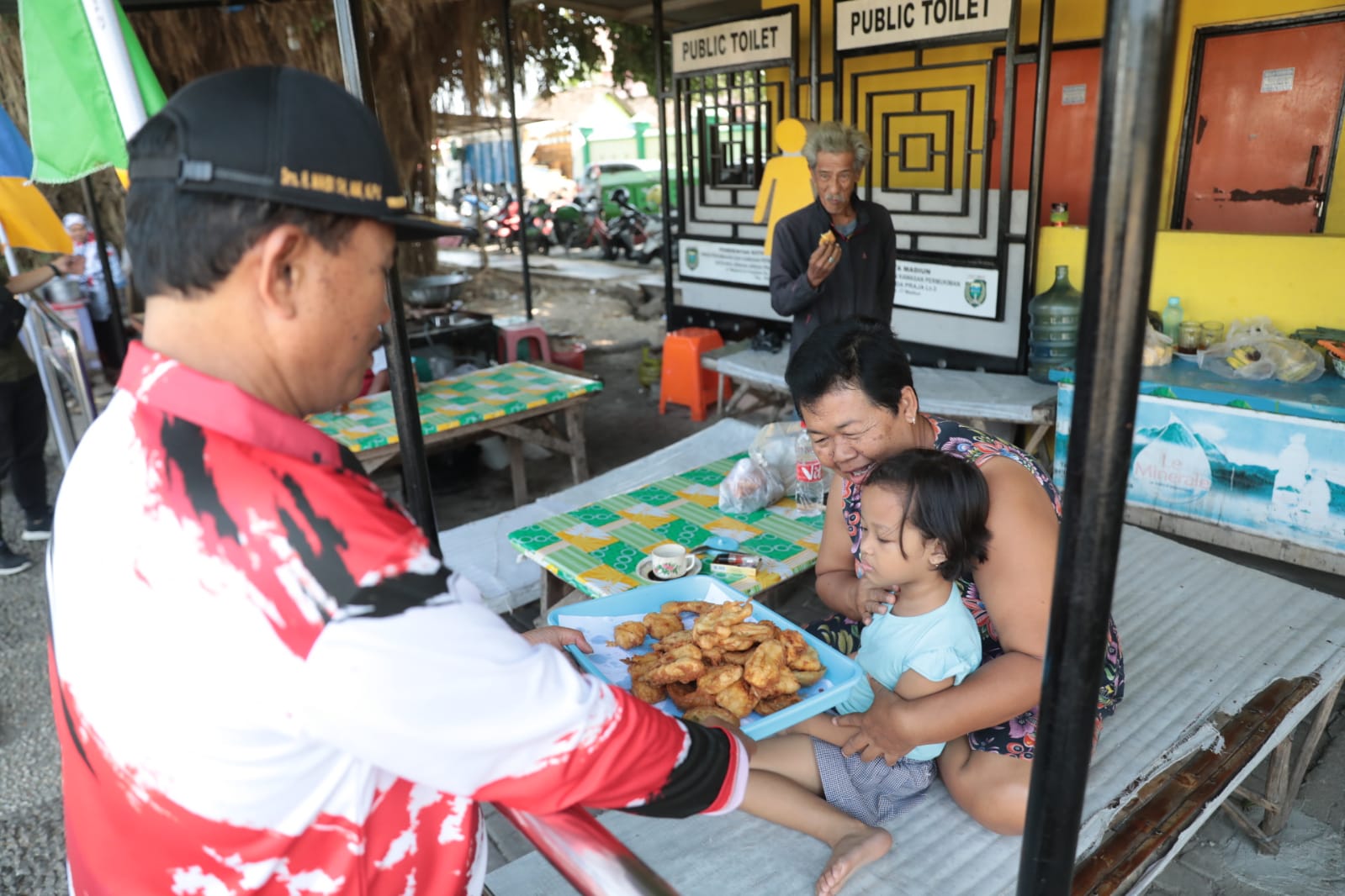 Foto 3 dari 14: Sambang Lapangan Gulun, Wali Kota Borong Dagangan Warga