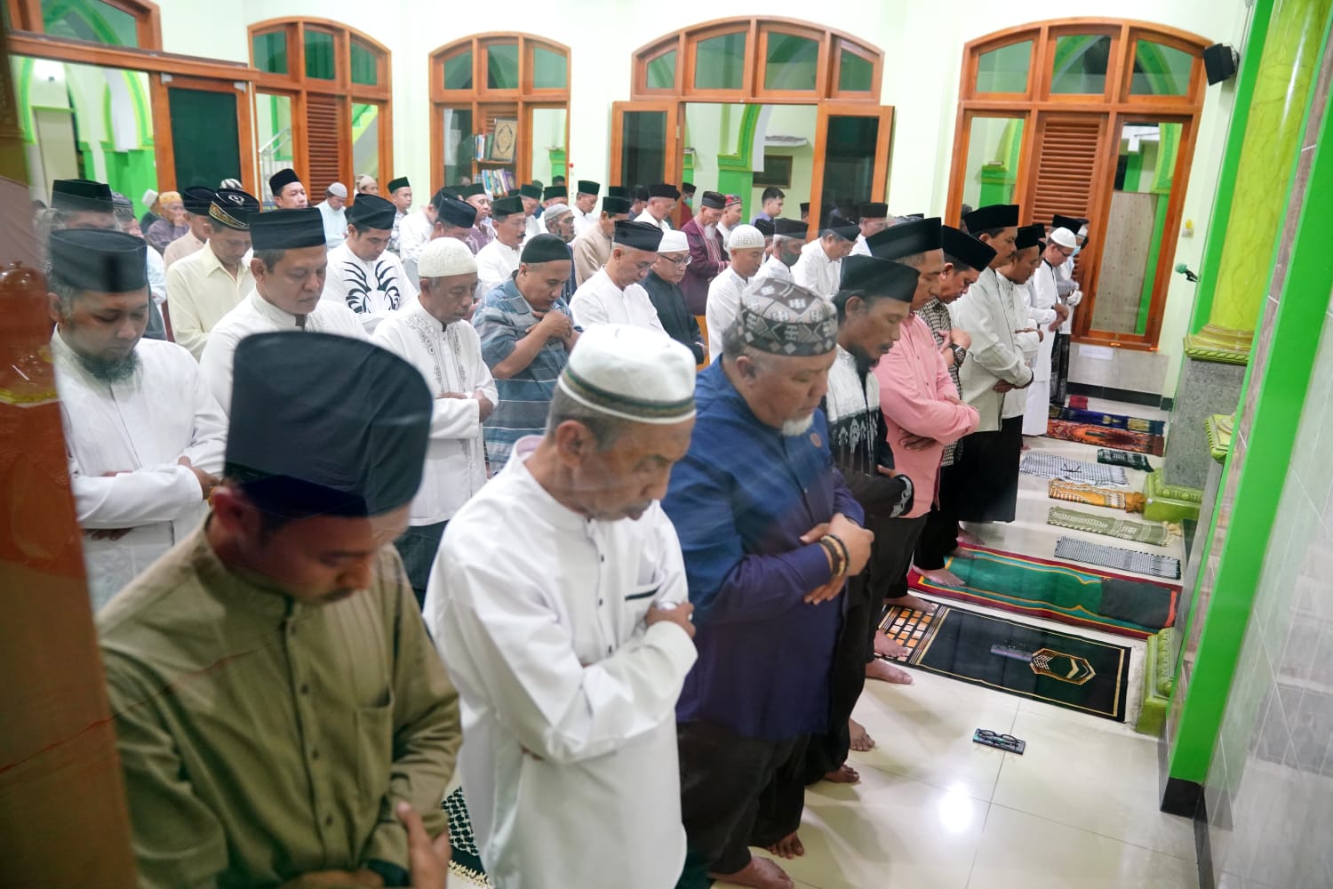 Foto 1 dari 7: Salat Isya di Masjid Al Mujahidin Manisrejo, Wali Kota Terima Berbagai Usulan dari Warga