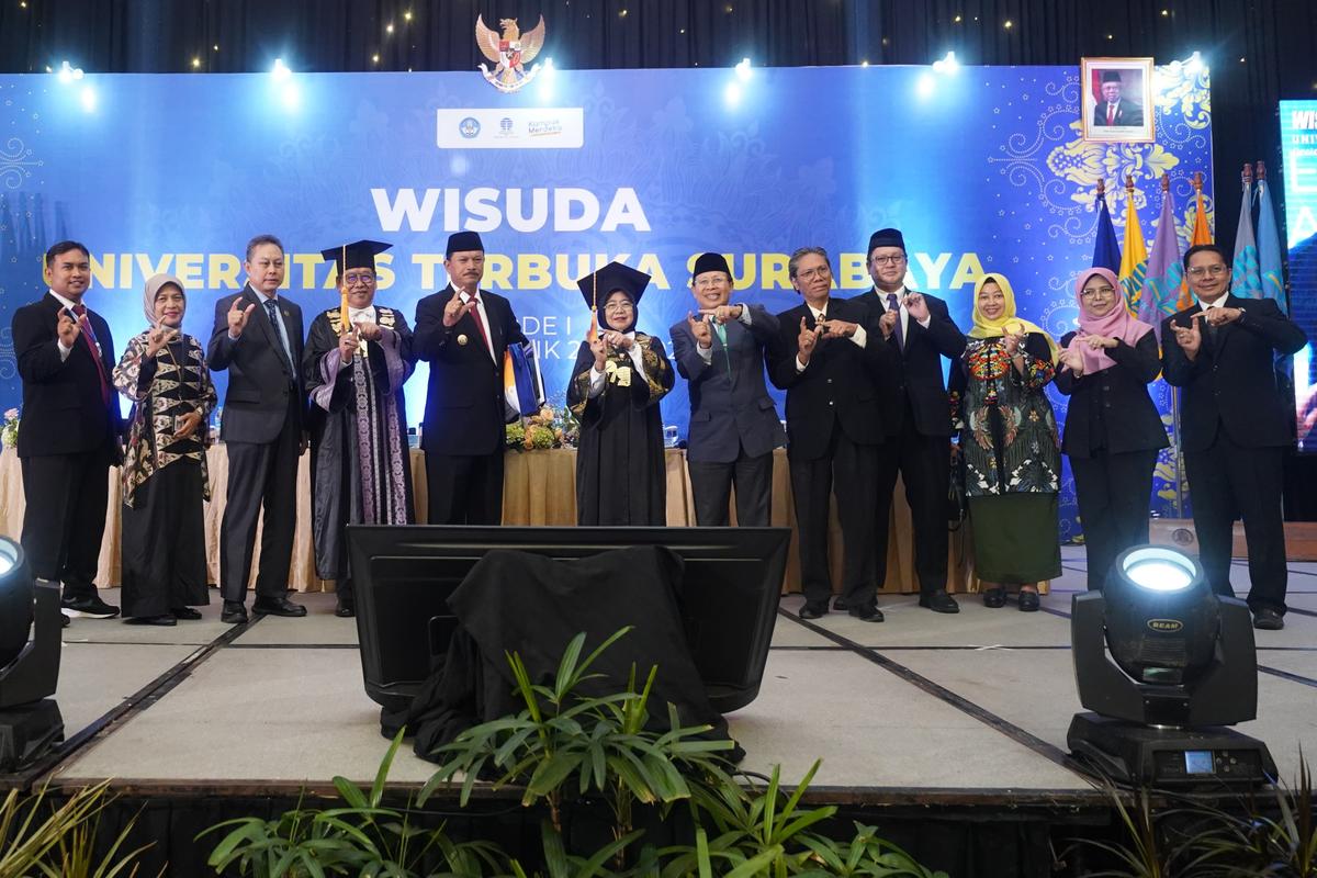 Foto 9 dari 9: Jadi Lulusan Perdana Program Studi S3 Doktor Administrasi Publik, Wali Kota Dapat Penghargaan dari UT Surabaya