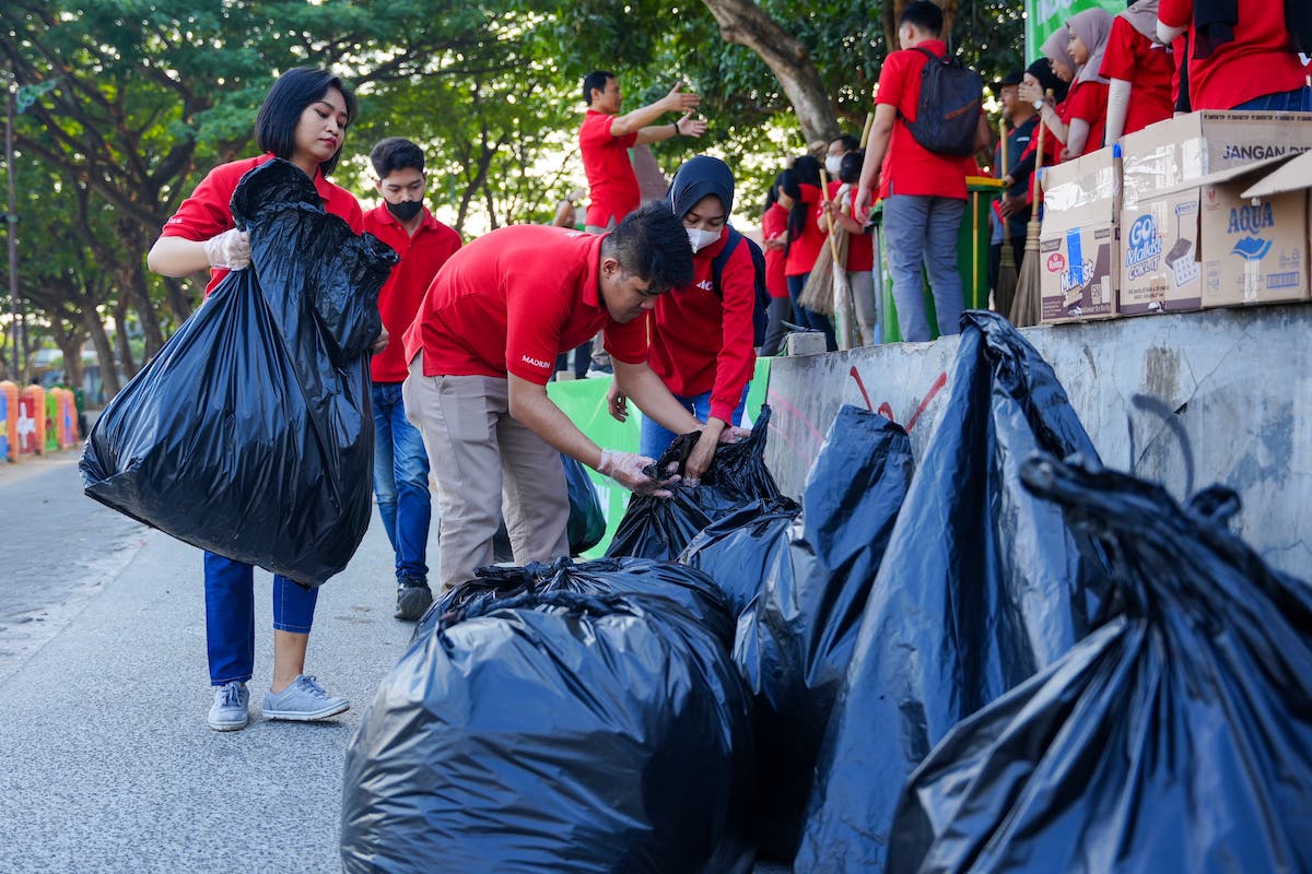 Foto utama berita: Peduli Lingkungan Sekaligus Peringati World Clean Up Day, Ace Hardware Gelar Bersih-Bersih Kali Bantaran
