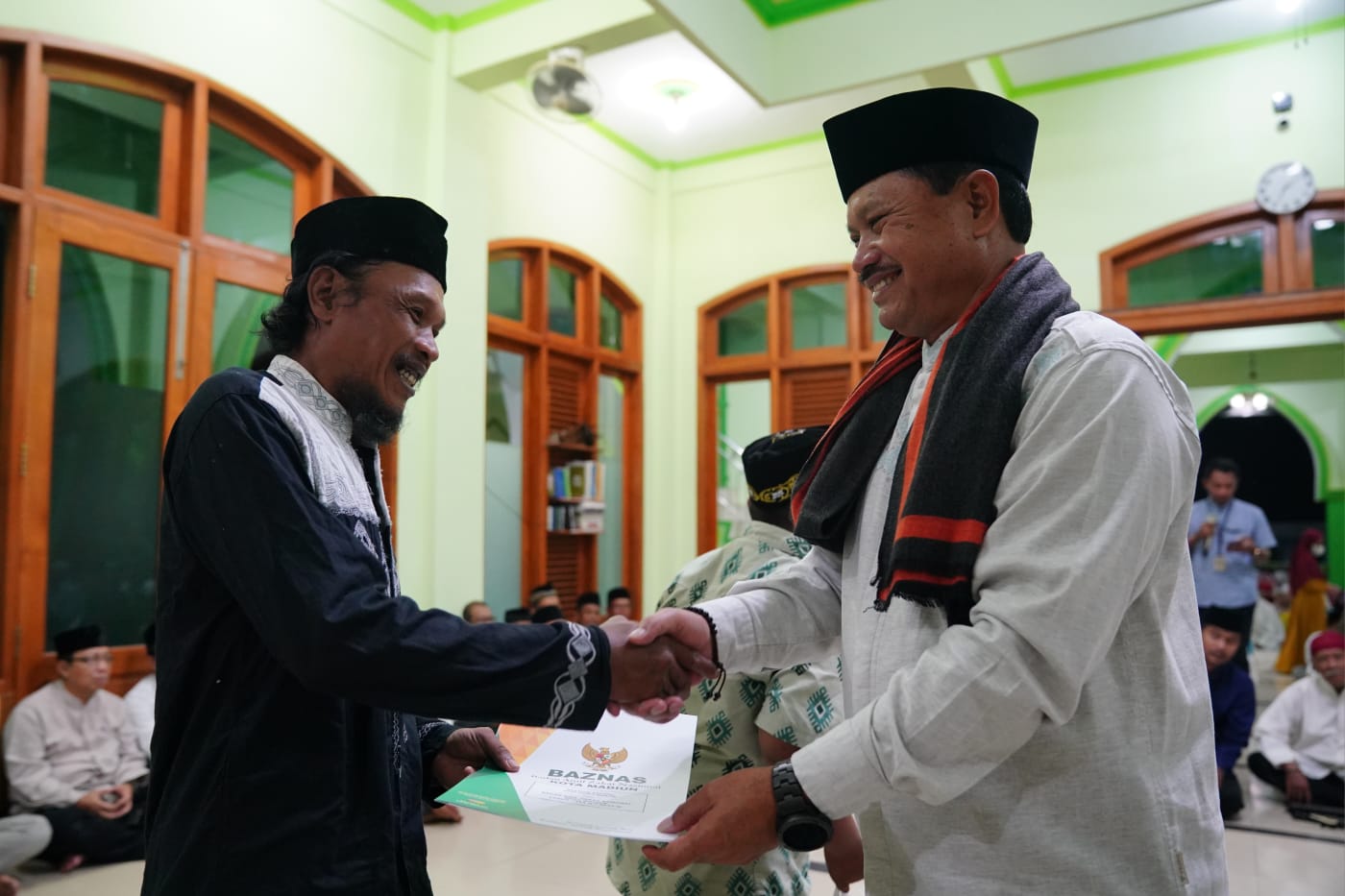 Foto 7 dari 7: Salat Isya di Masjid Al Mujahidin Manisrejo, Wali Kota Terima Berbagai Usulan dari Warga