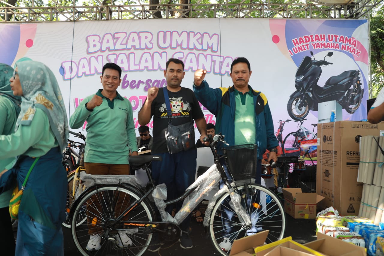 Foto 13 dari 28: Jalan Santai Bersama Warga Taman, Wali Kota : Perayaan Ini Untuk Masyarakat