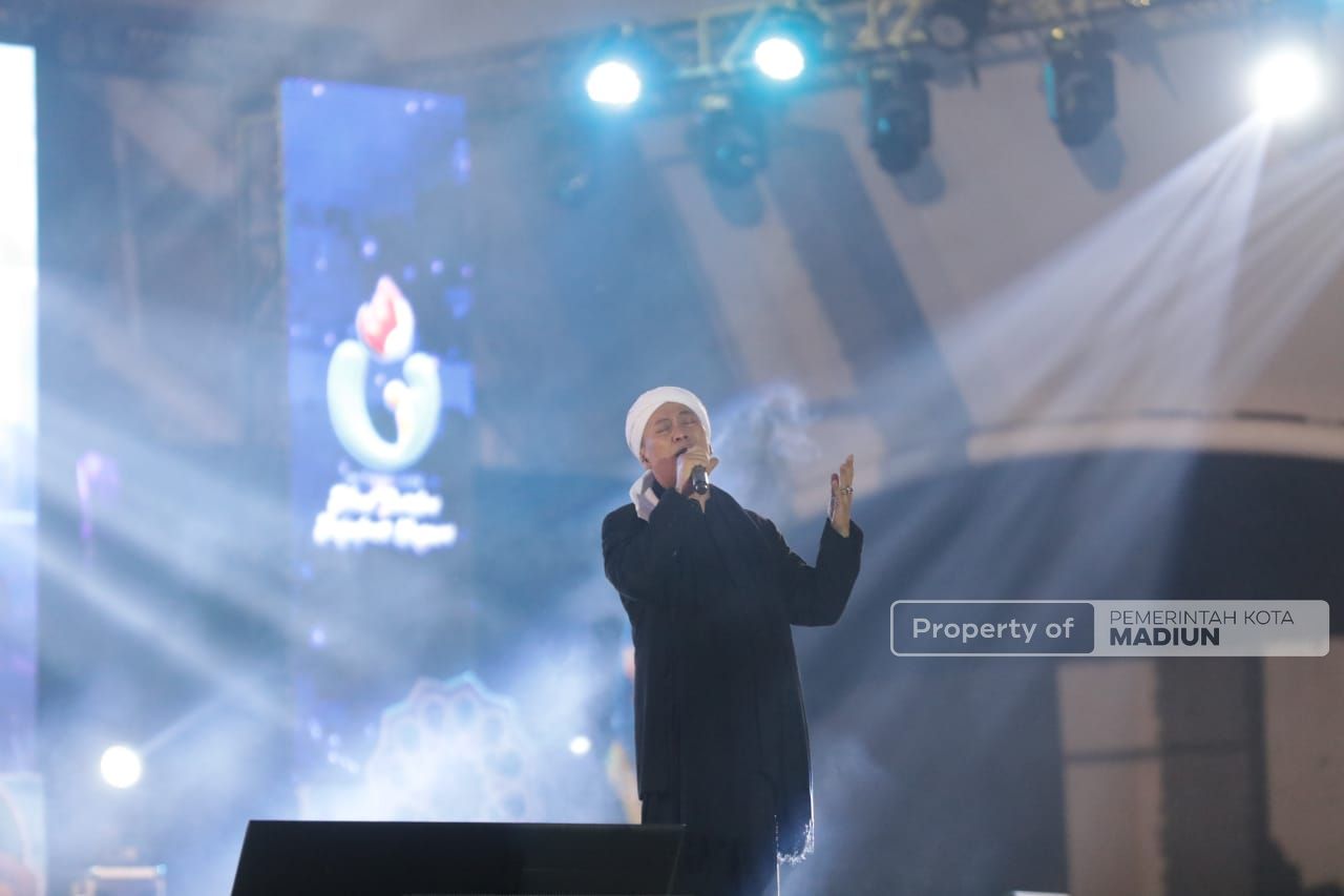 Foto 16 dari 17: Sosialisasi Ketentuan Cukai melalui Musik Religi, Pemkot Hadirkan Opick, Sekaligus Peringatan Hari Santri