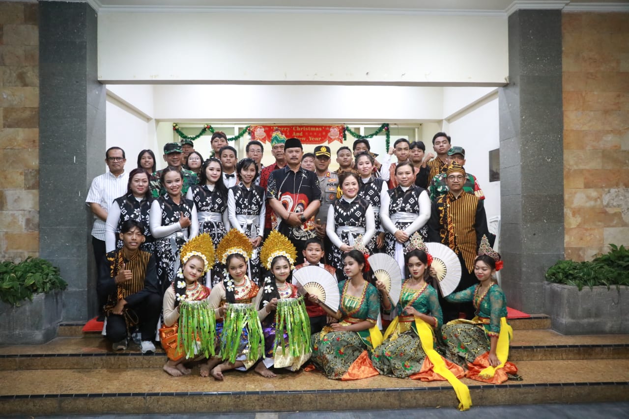 Foto 8 dari 21: Hadiri Misa Perayaan Natal, Wali Kota Dr. Maidi Harap Kebahagiaan dan Kesejahteraan Dirasakan Semua