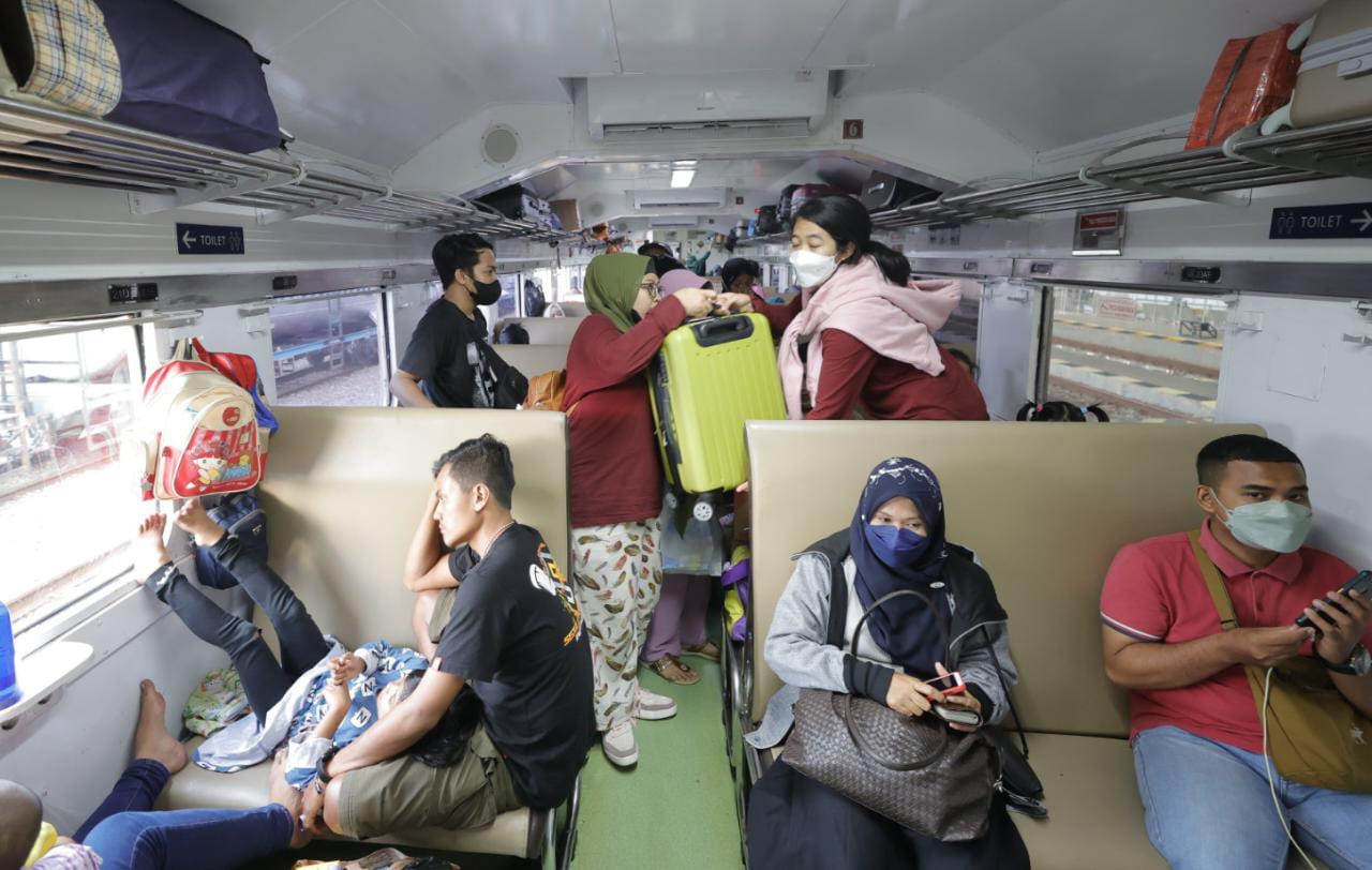 Foto 1 dari 2: Ribuan Tiket KA Lebaran Sudah Terjual, KAI : Tiket Masih Tersedia