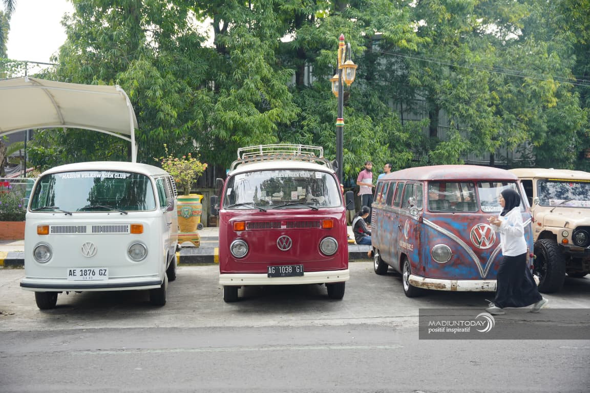 Foto 10 dari 10: Jalan Rimba Darma Jadi Panggung Puluhan Mobil Vintage & Retro