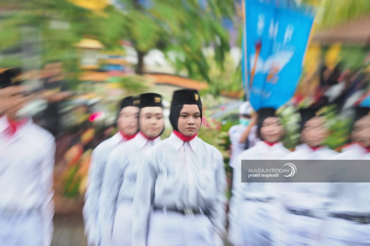 Foto 6 dari 8: Hujan Bukan Halangan, Peserta Parade Senja Tetap Tampil Menawan