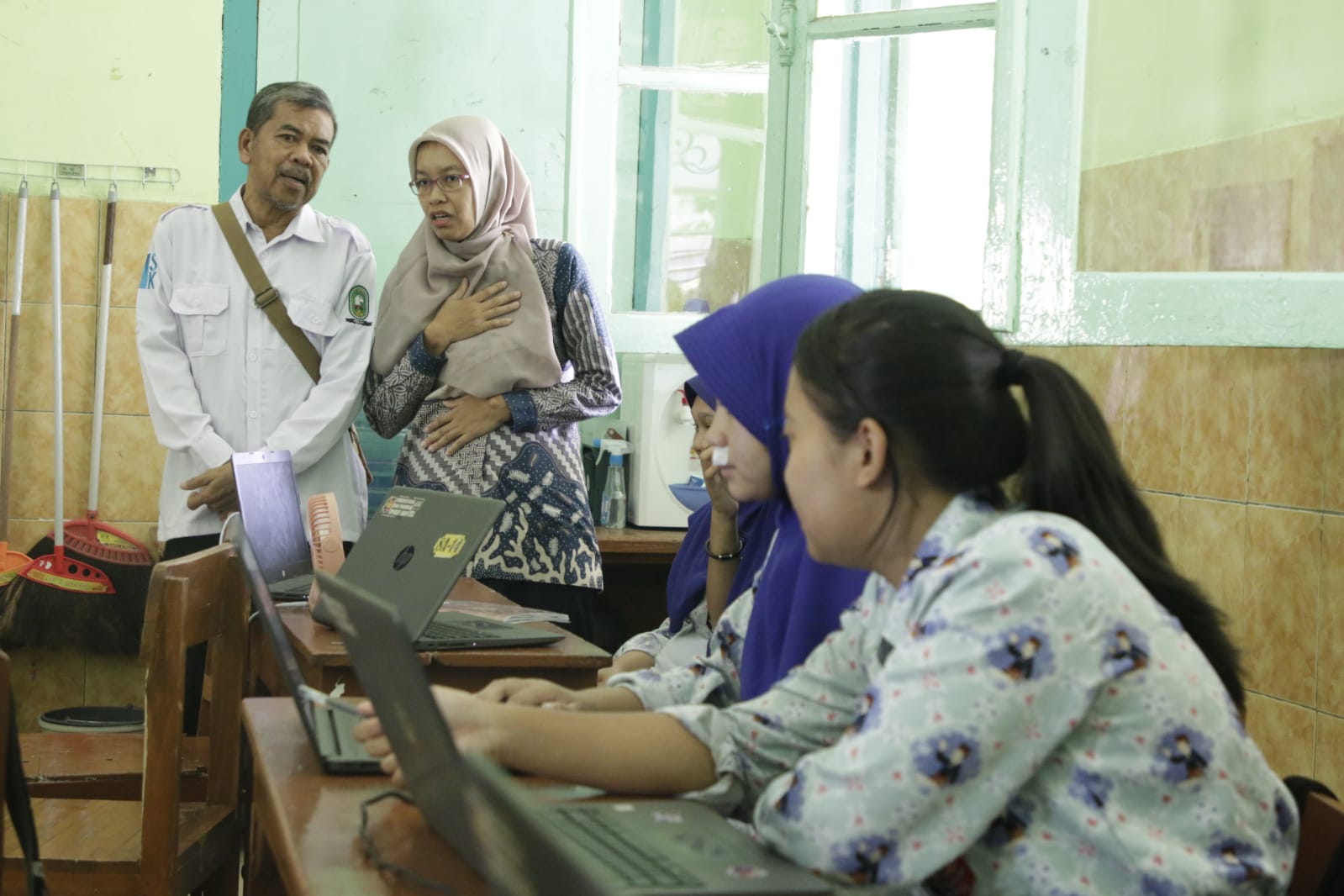 Foto 9 dari 12: Belajar Penerapan Chromebook, Pj Bupati dan Puluhan Kepala Sekolah se-Kabupaten Sinjai, Studi Banding ke Kota Madiun