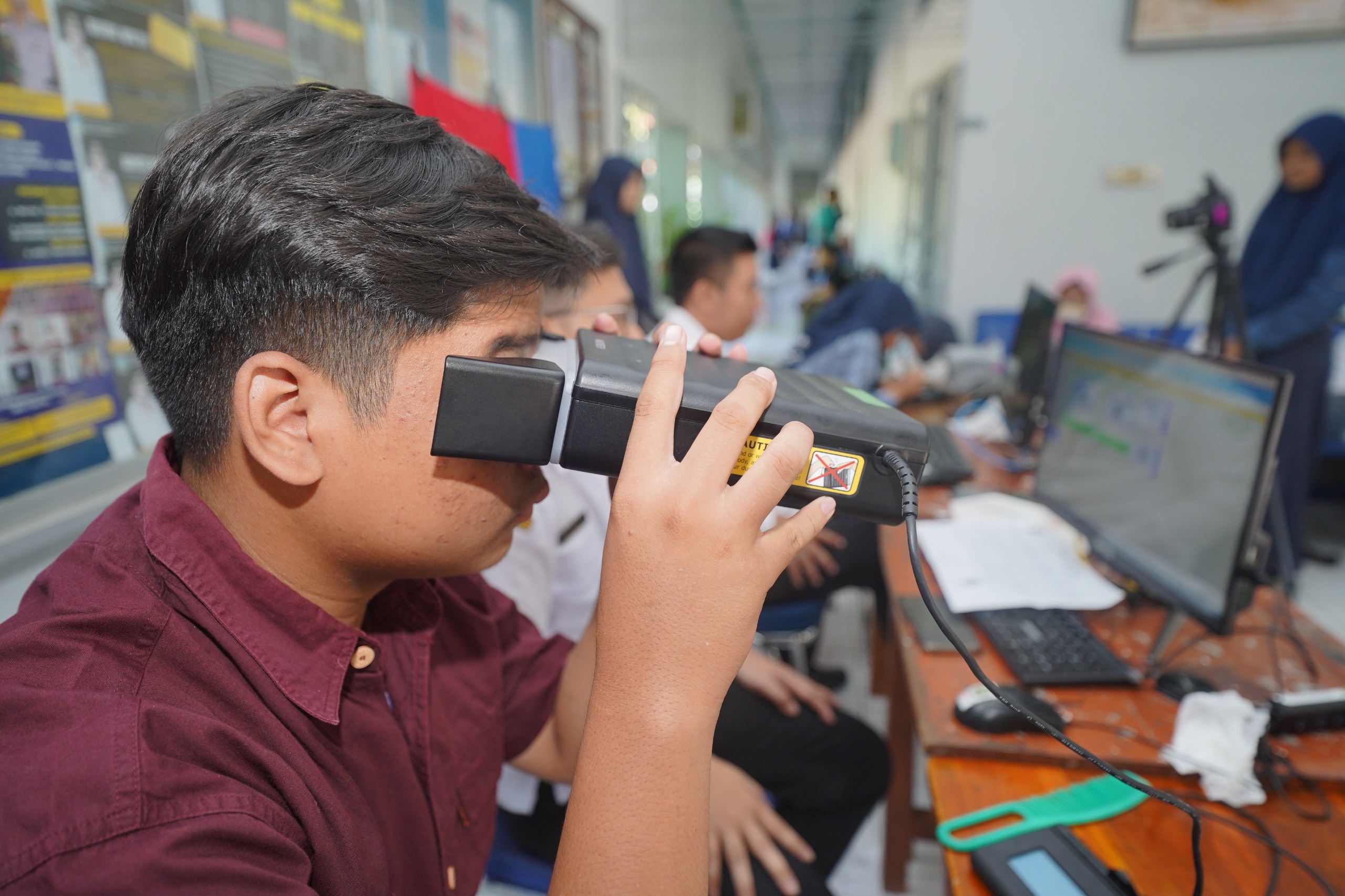 Foto 5 dari 8: Mudahkan Layanan Perekaman KTP-el untuk Pelajar, Dispendukcapil Kota Madiun Datangi Sekolah