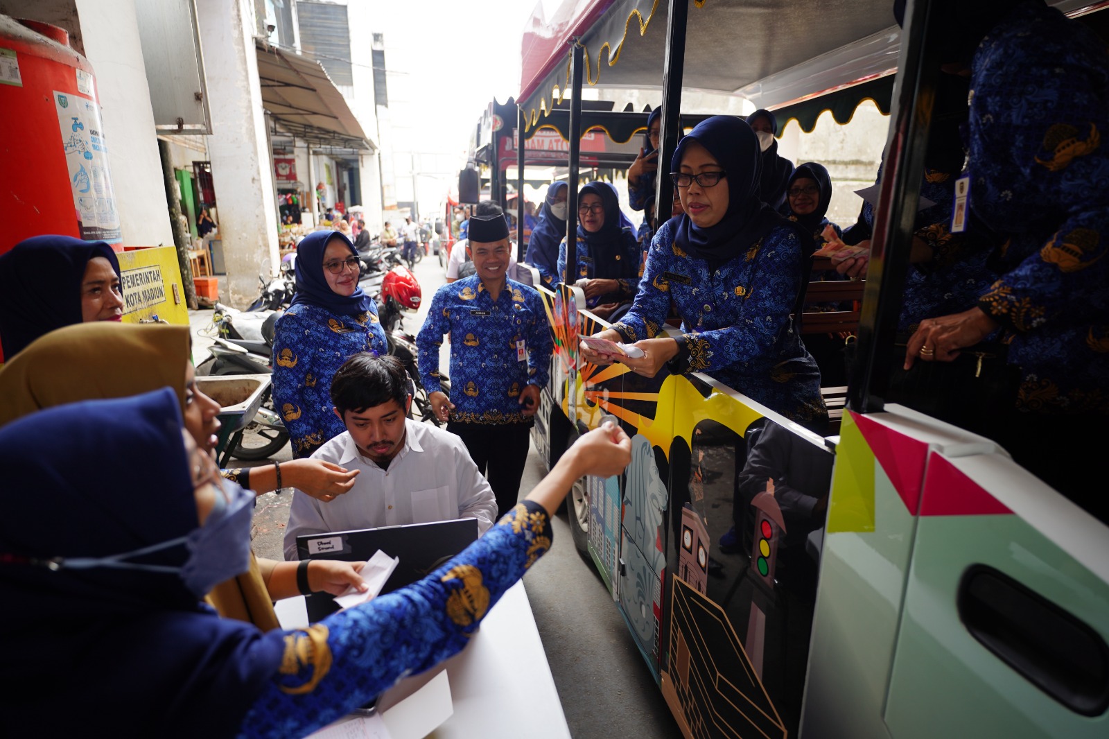 Foto 1 dari 10: Pemkot Madiun Sosialisasikan Belanja Drive Thru Di PBM