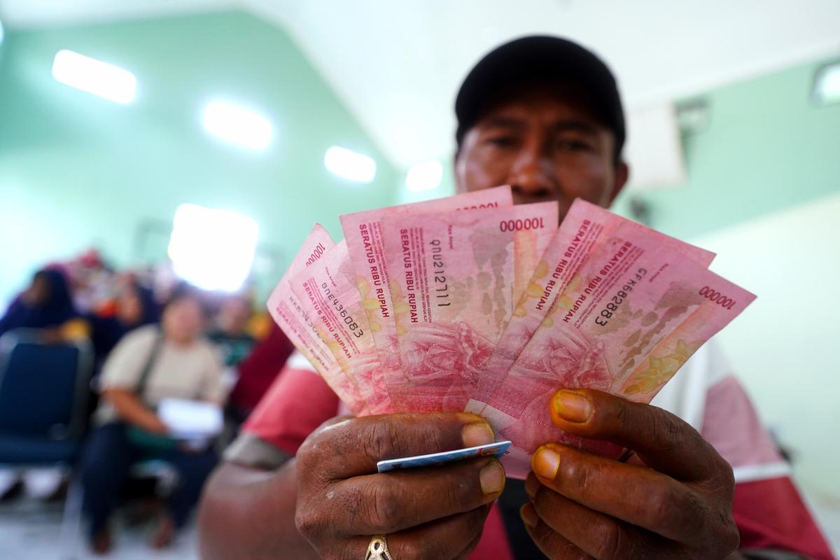 Foto 5 dari 19: Dinsos PPPA Kembali Salurkan BLT Daerah dan DBHCHT, Ada 3.353 Penerima