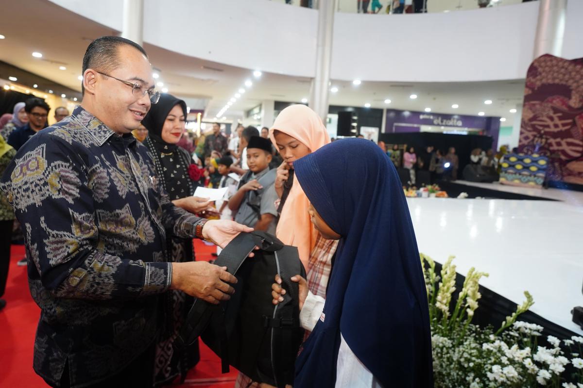 Foto 11 dari 13: Buka Kemilau Batik Nusantara, Pj Wali Kota Ingin Batik Semakin Dikenal dan Dicintai