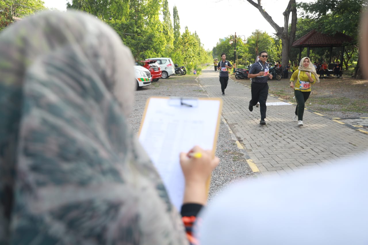 Foto 3 dari 10: Pegawai BUMD Lakukan Tes Kebugaran, Wali Kota Sebut Pelayanan Hanya Bisa Optimal Kalau Pegawai Sehat