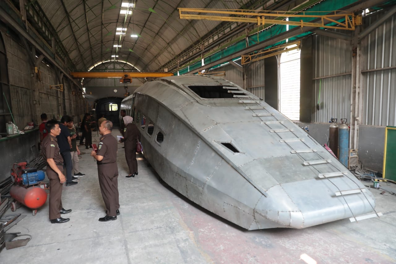 Foto 8 dari 10: Pastikan Pembuatan Replika Kereta Cepat Sesuai Jadwal, PUPR-TPH Sambangi Bengkel Pembuatan di Saradan