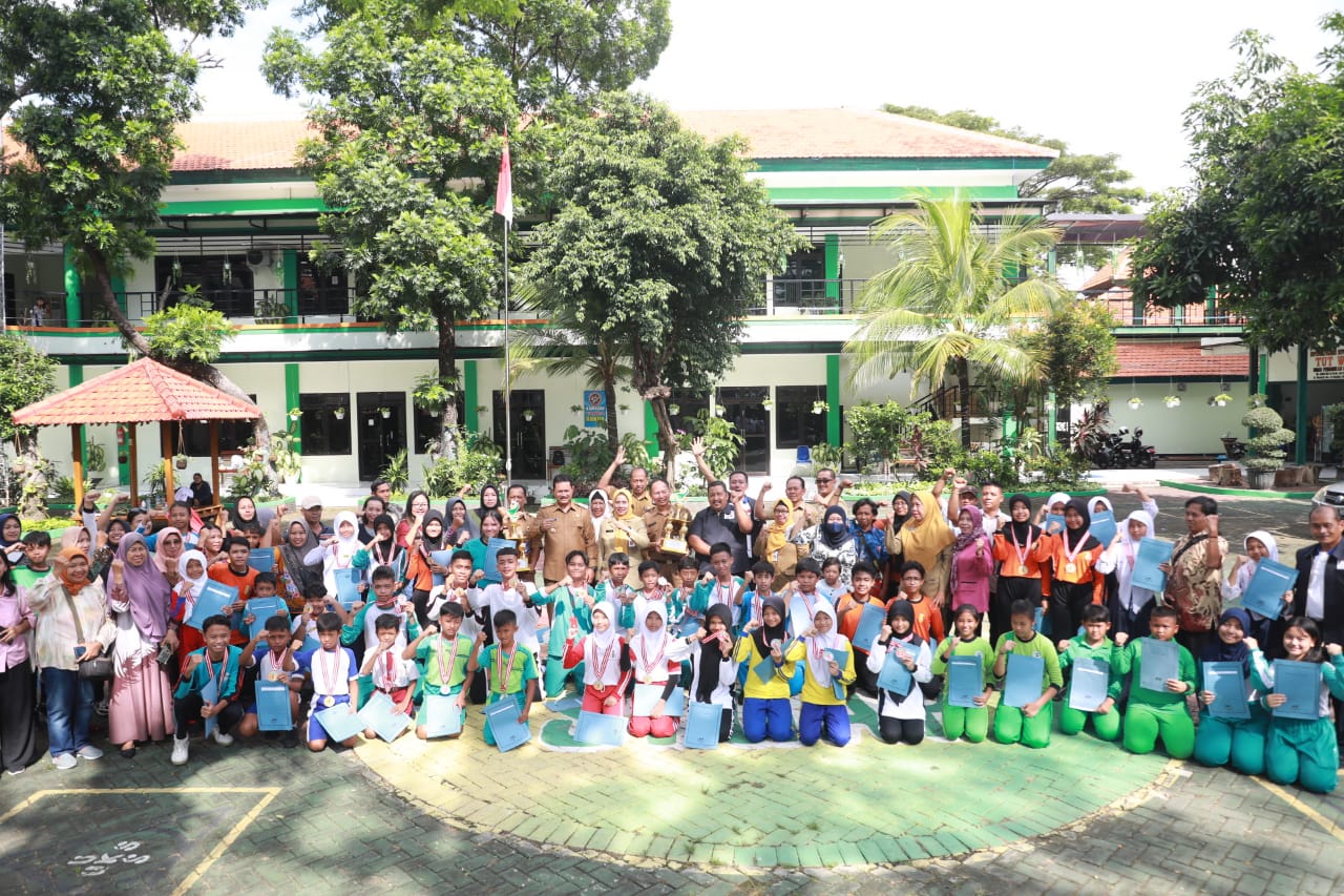 Foto 12 dari 13: Serahkan Medali Kejurkot Petanque 2023, Wali Kota Harap Prestasi Atlet Kota Madiun Terus Meningkat