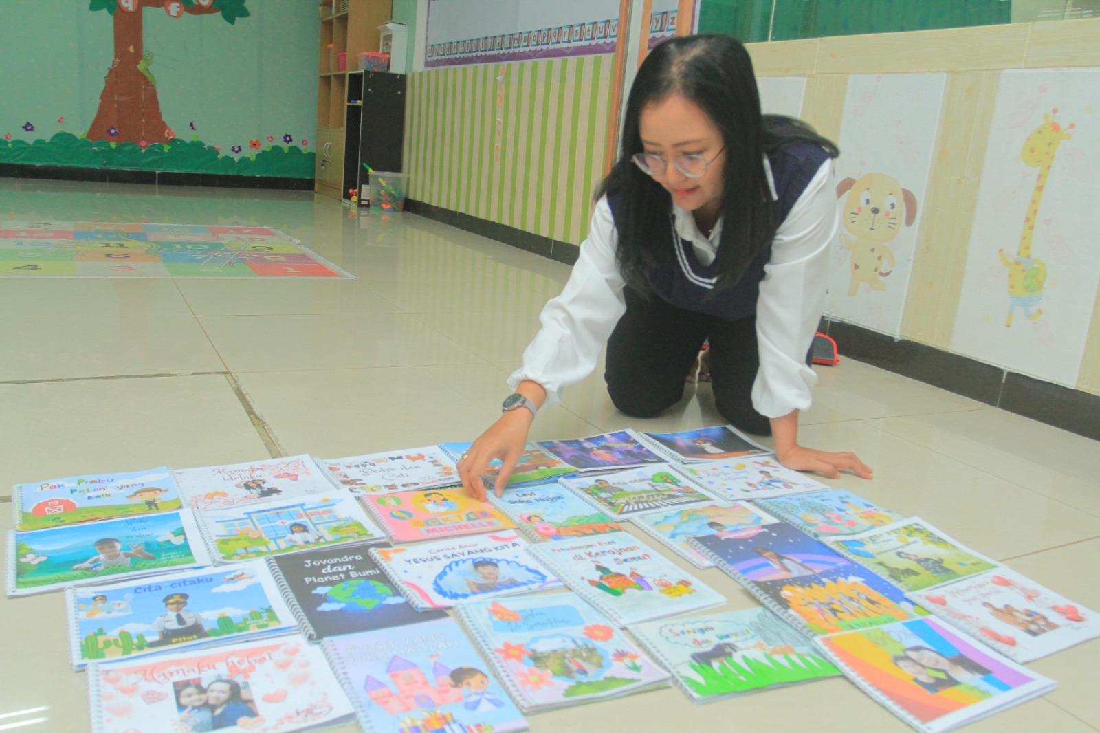 Foto 3 dari 5: Asah Imajinasi Dan Kreativitas, PAUD Bahtera Kasih Ajak Siswa Membuat Buku