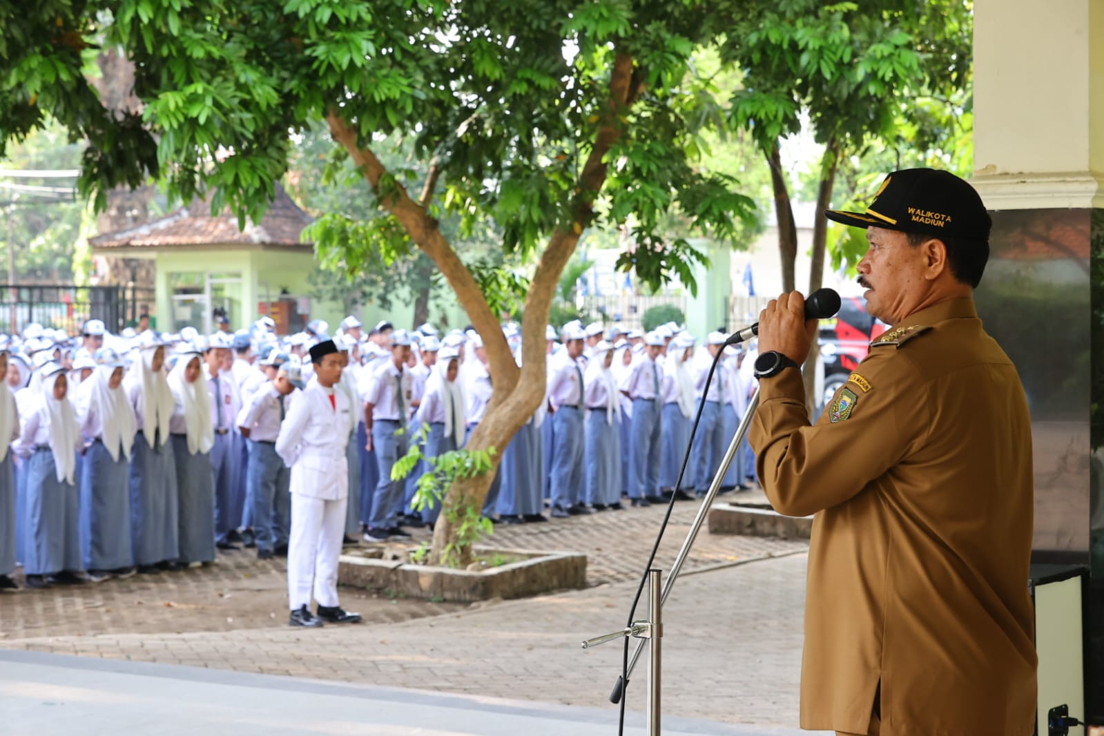 Foto 3 dari 8: Jadi Pembina Upacara di SMAN 6, Wali Kota: Ilmu Pendidikan Akan Menjadi Pelindung ke Depan