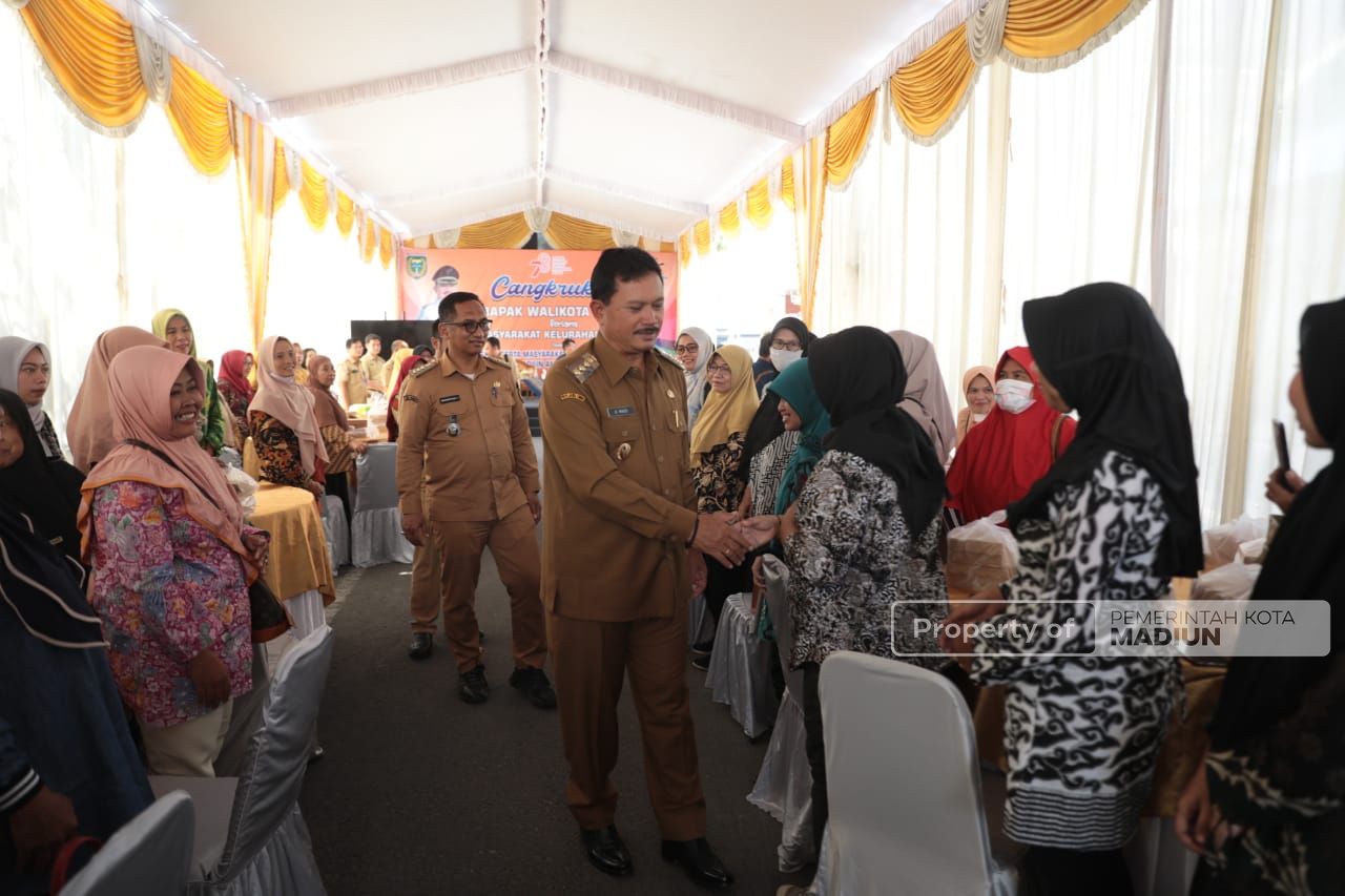 Foto 8 dari 12: Serap Aspirasi dan Sampaikan Informasi Terkini, Wali Kota Gelar Cangkrukan di Tiga Kelurahan