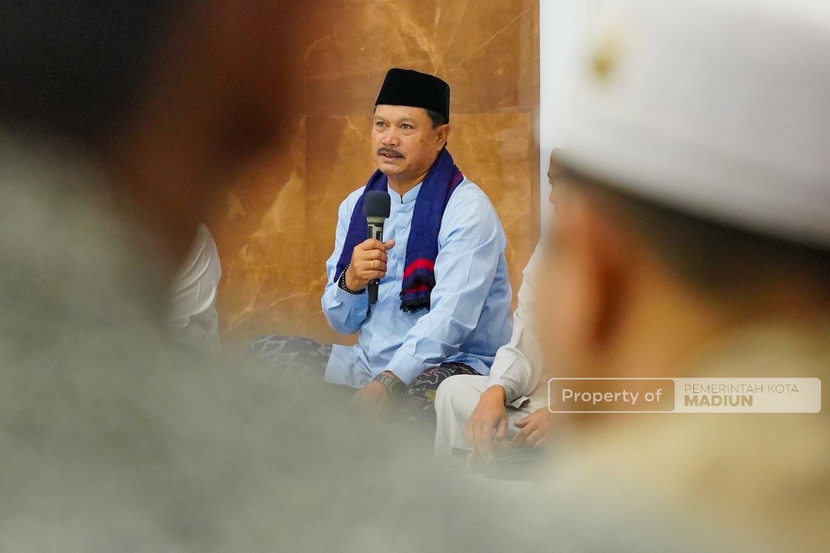 Foto 4 dari 8: Salat Isya di Masjid Baitul Jannah, Wali Kota Setujui Bantuan Pembangunan Rp 50 Juta