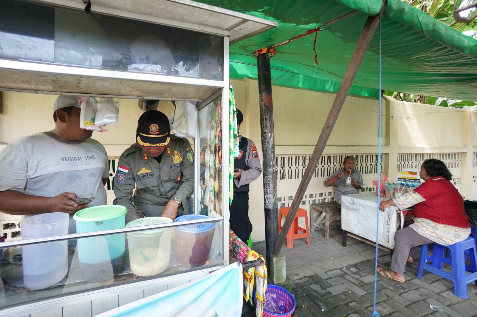 Foto 5 dari 10: Kedepankan Langkah Persuasif, Petugas Lakukan Pembinaan PKL Melanggar