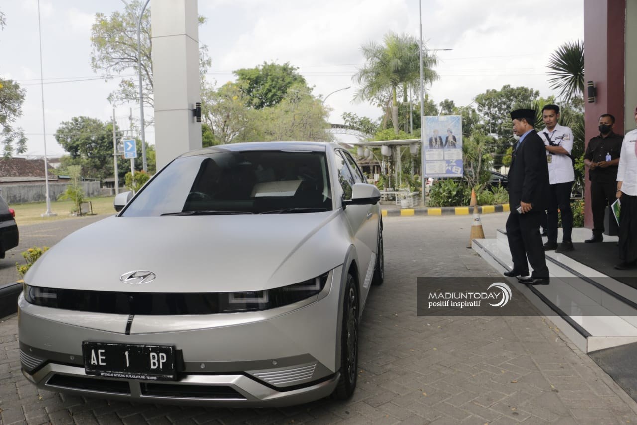 Foto 7 dari 8: Jajal Mobil Dinas Bertenaga Listrik, Wali Kota : Madiun Siap Terapkan Kendaraan Ramah Lingkungan