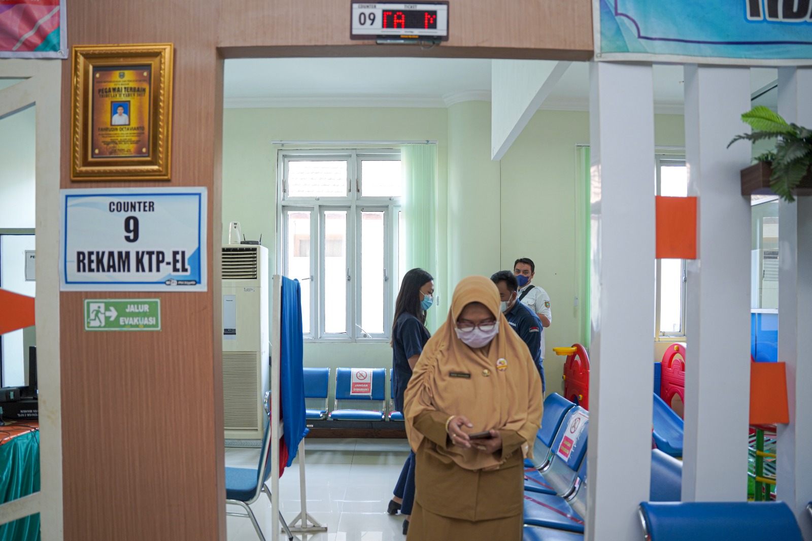 Foto 3 dari 4: Seperti Tahun Lalu, Dispendukcapil Kota Madiun Tetap Buka Layanan Libur Lebaran Ini