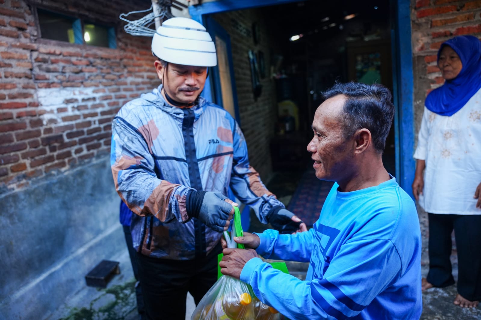 Foto 6 dari 7: Wali Kota Maidi Blusukan Salurkan Bantuan Pangan bagi Keluarga Rawan Stunting